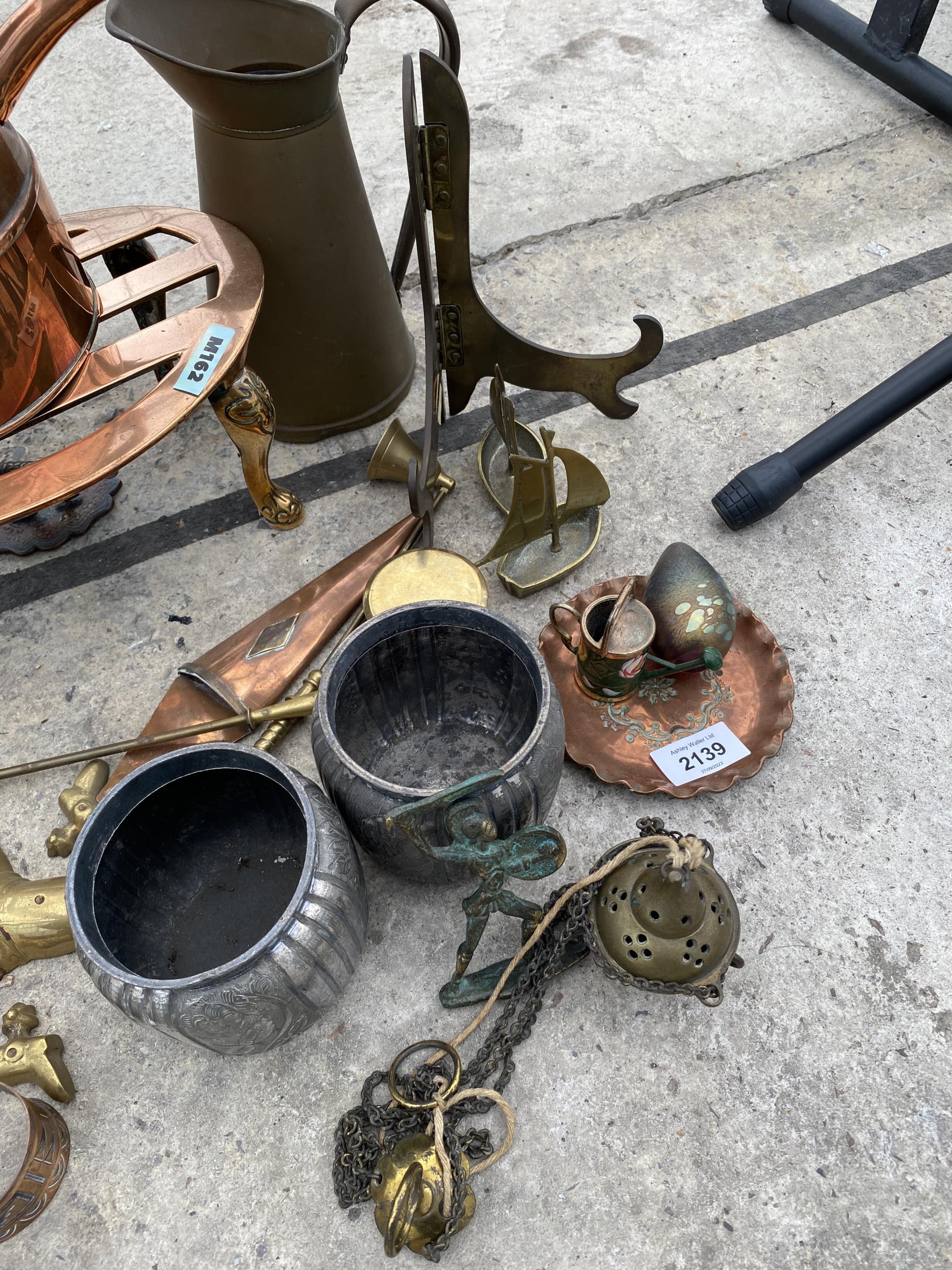 AN ASSORTMENT OF BRASS AND COPPER ITEMS TO INCLUDE A KETTLE AND TRIVET, CANONS AND JUGS ETC - Image 3 of 4