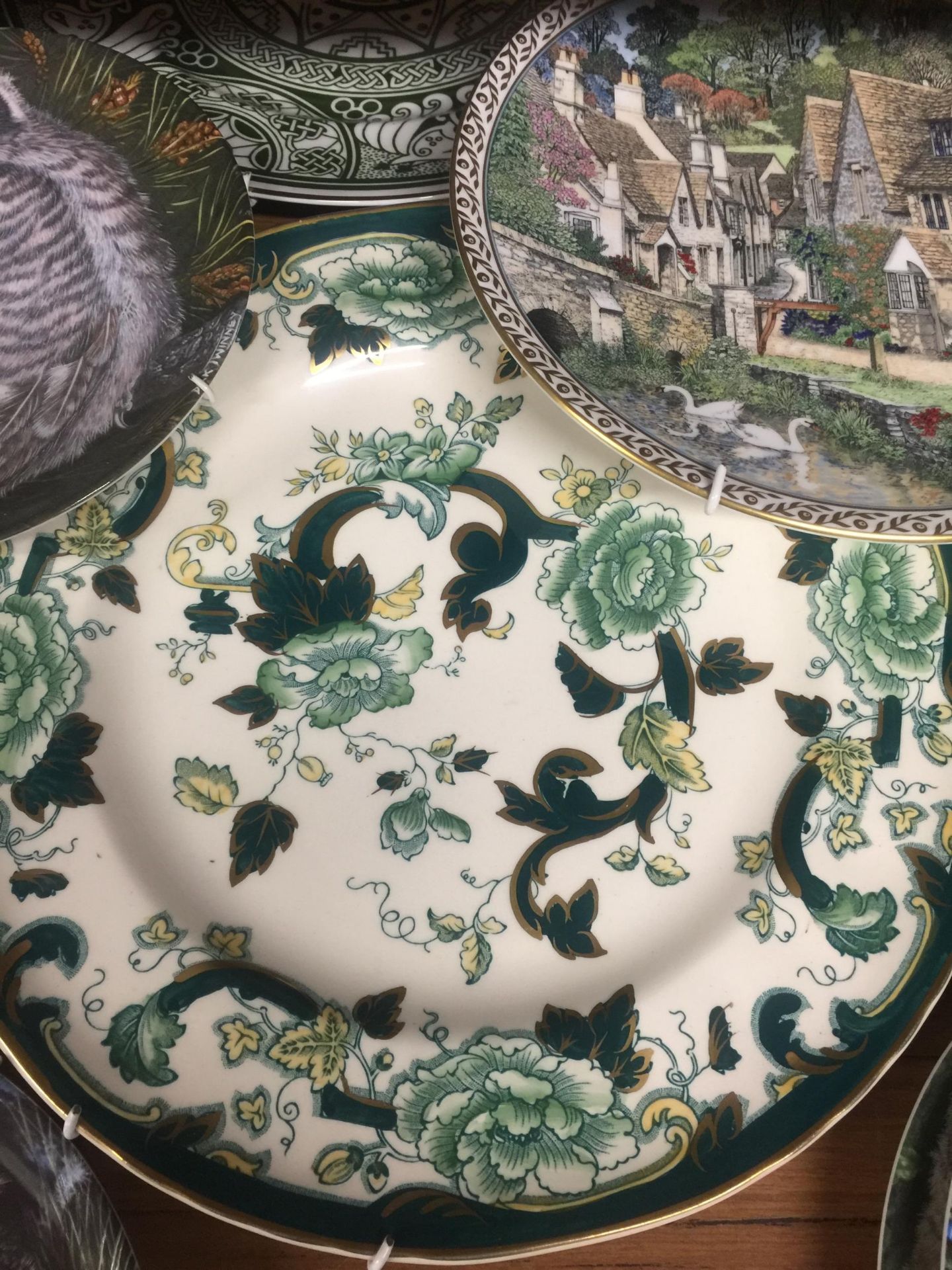 A QUANTITY OF COLLECTABLE PLATES TO INCLUDE OWL CABINET PLATES, MASON';S, ETC - 13 IN TOTAL - Image 2 of 6