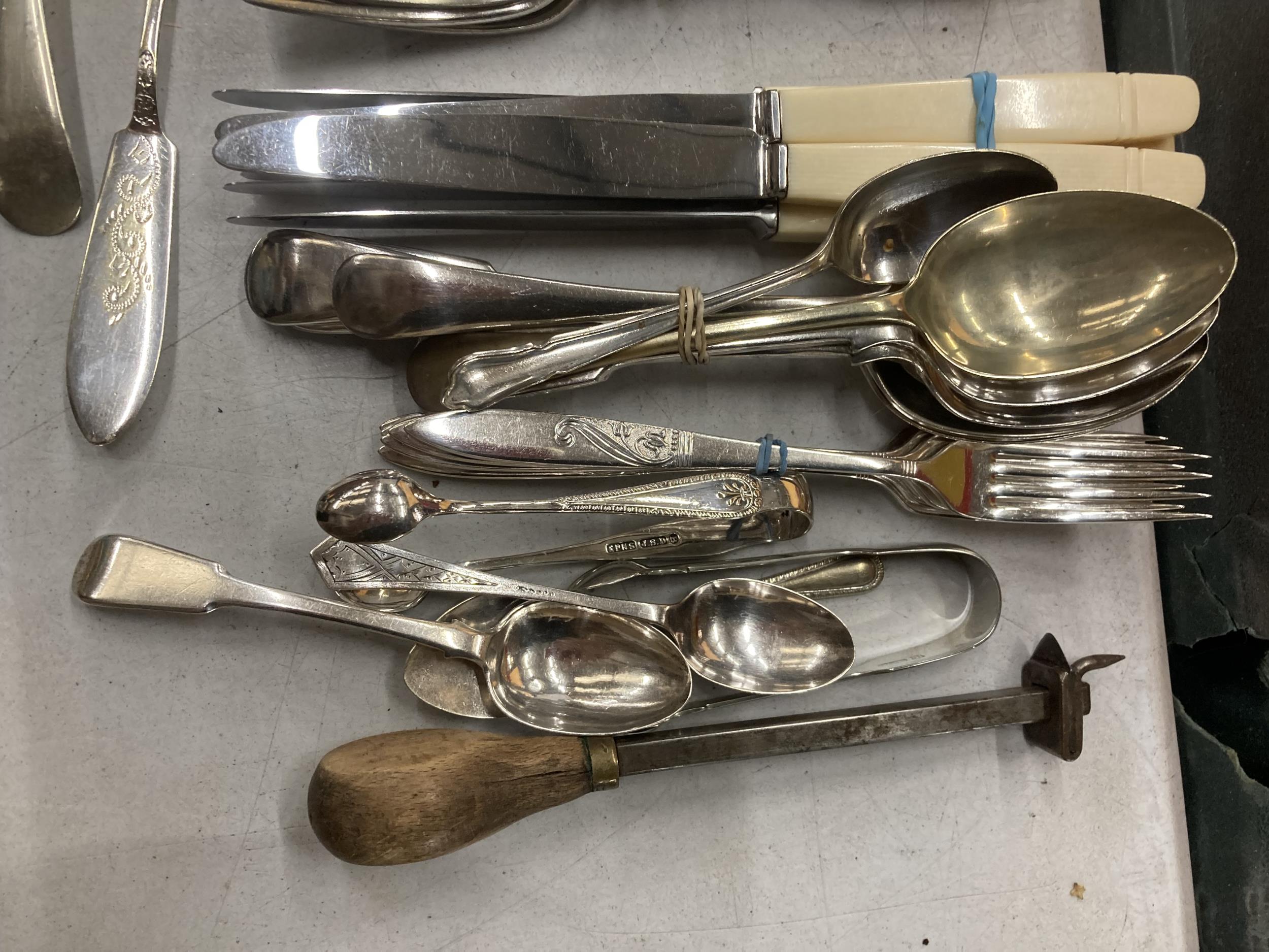 A QUANTITY OF VINTAGE FLATWARE - Image 3 of 4