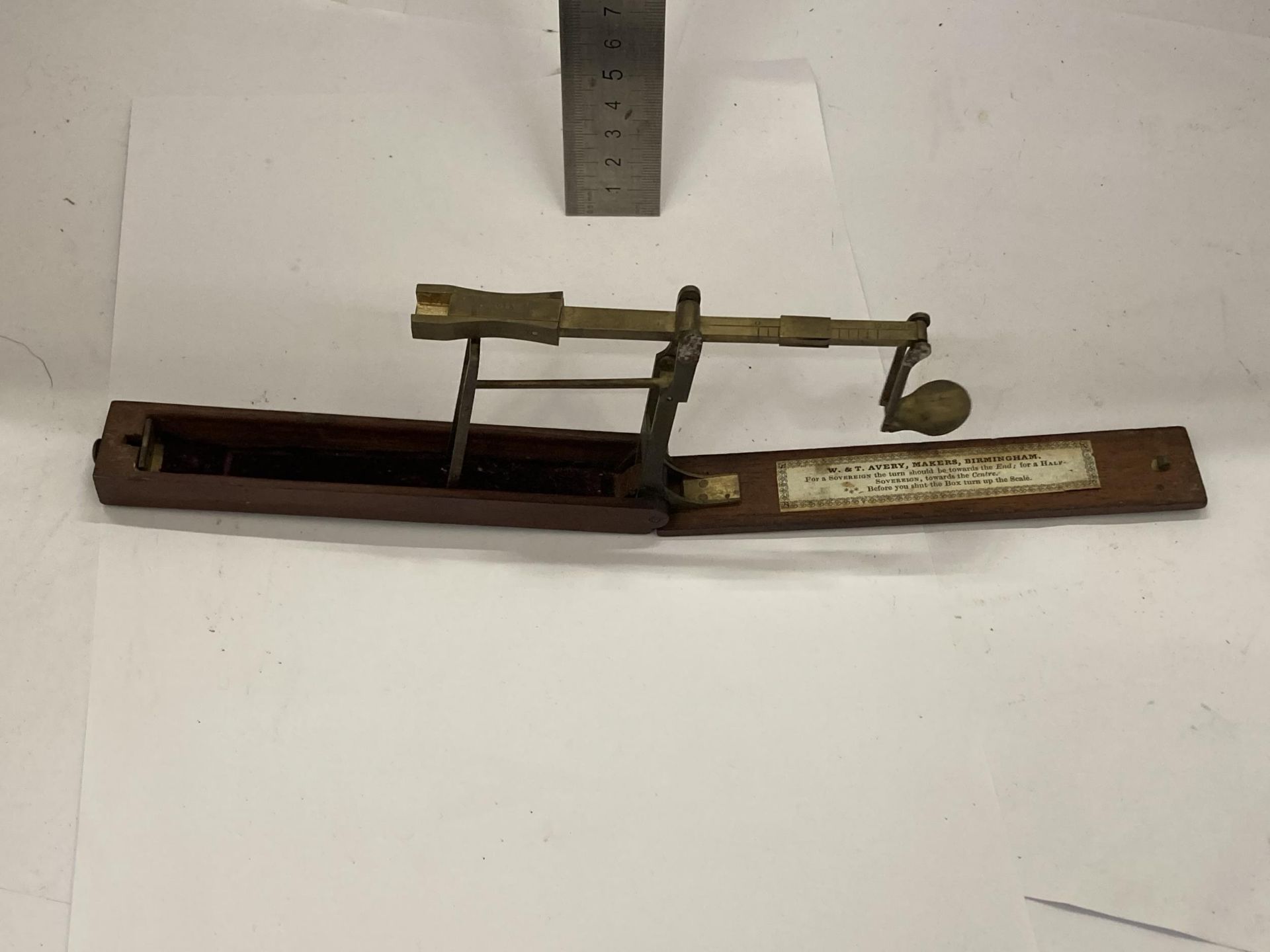 A VINTAGE SET OF AVERY GOLD SCALES AND FURTHER CASED SET OF WEIGHTS - Image 5 of 6