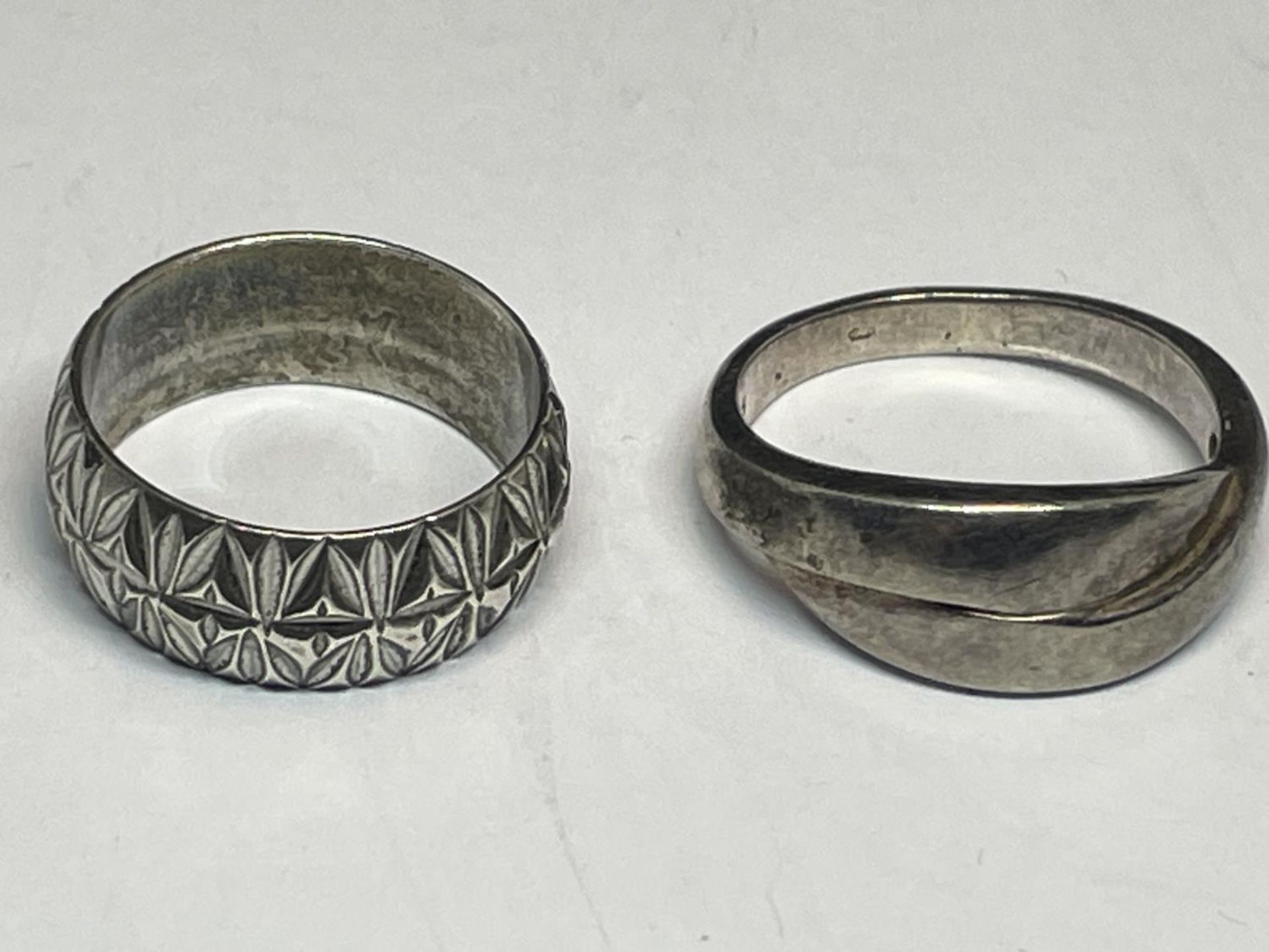 FIVE VARIOUS SILVER RINGS - Image 2 of 3