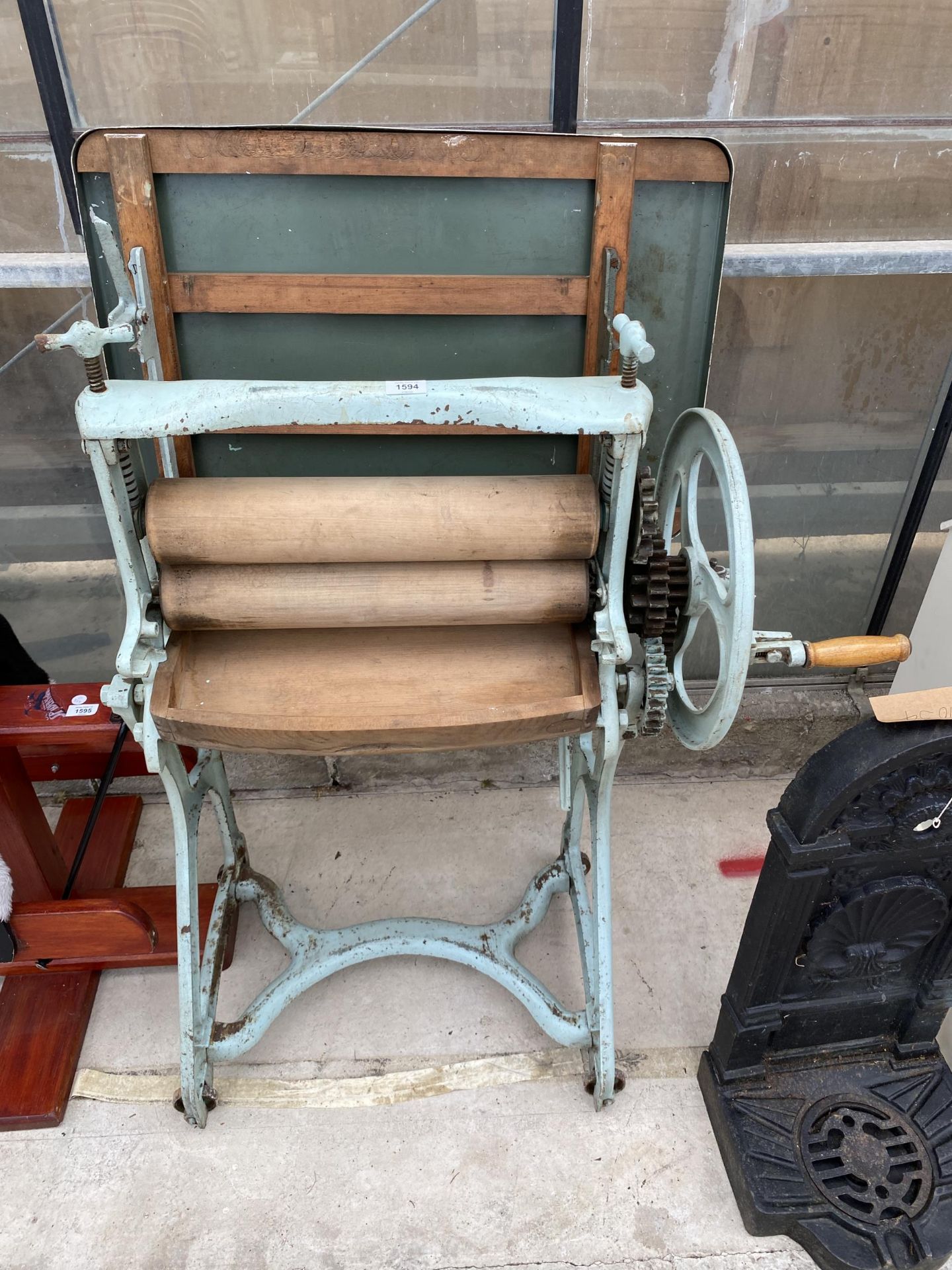 AN EARLY 20TH CENTURY CASED IRON MANGLE