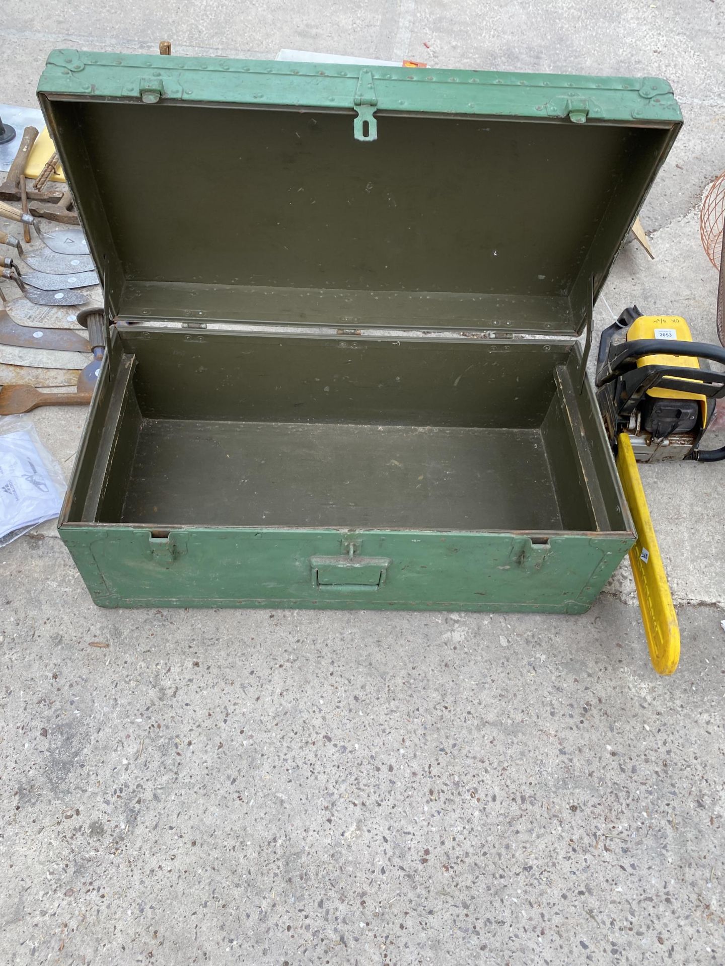 A VINTAGE GREEN PAINTED WOODEN STORAGE BOX - Image 2 of 3