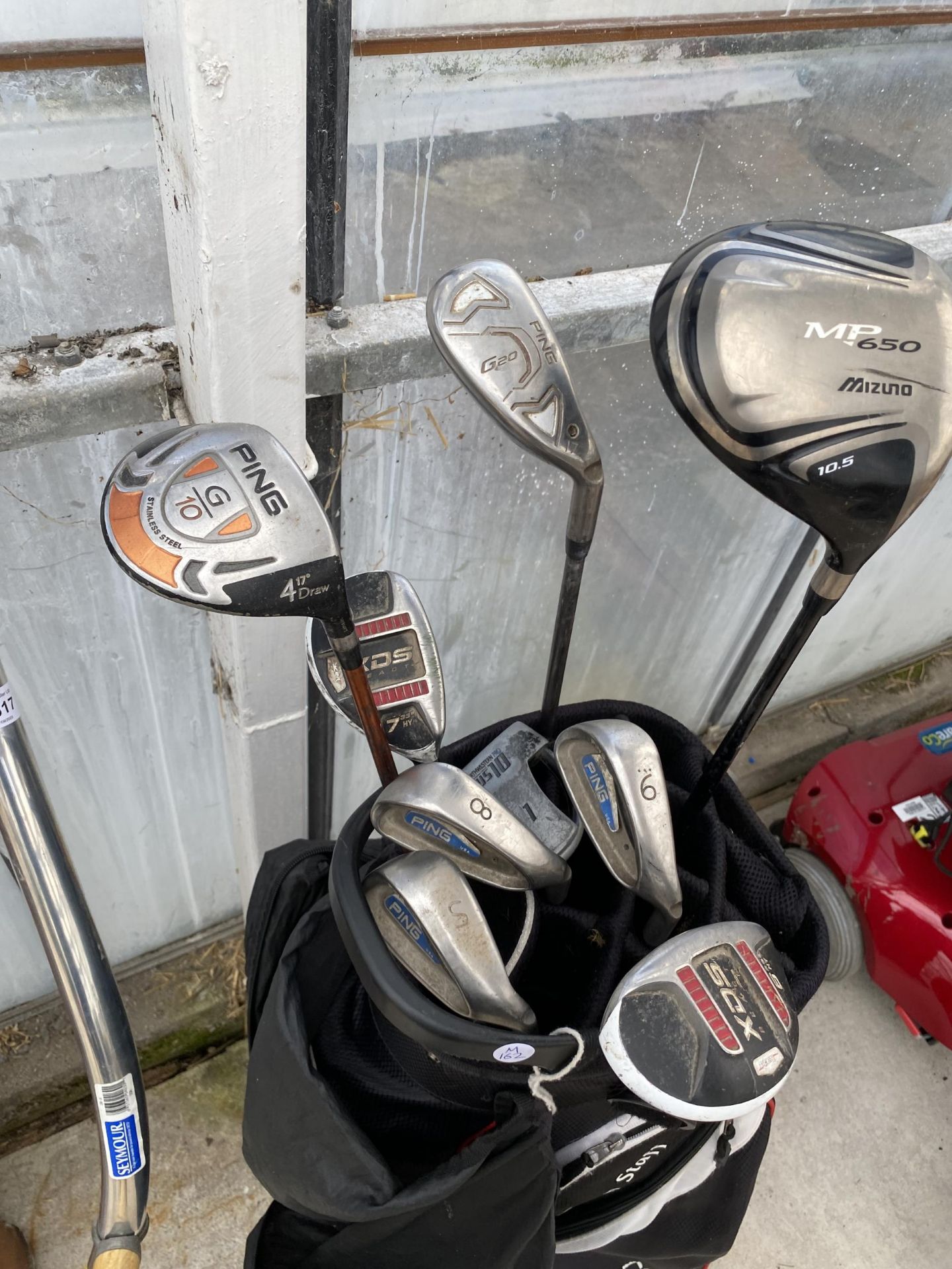 A WILSON STAFF GOLF BAG WITH AN ASSORTMENT OF GOLF CLUBS TO INCLUDE PING ETC - Bild 2 aus 3