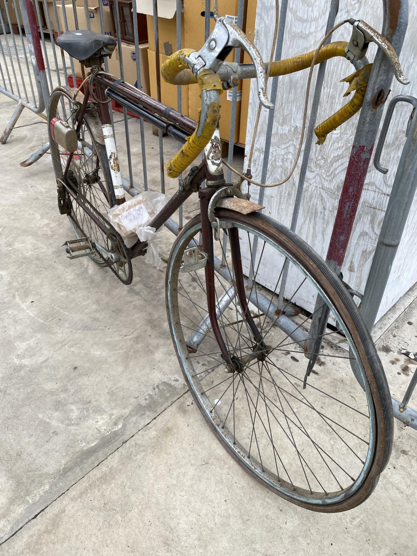 A VINTAGE SIROCCO GENTS BIKE WITH 5 SPEED GEAR SYSTEM - Image 4 of 5