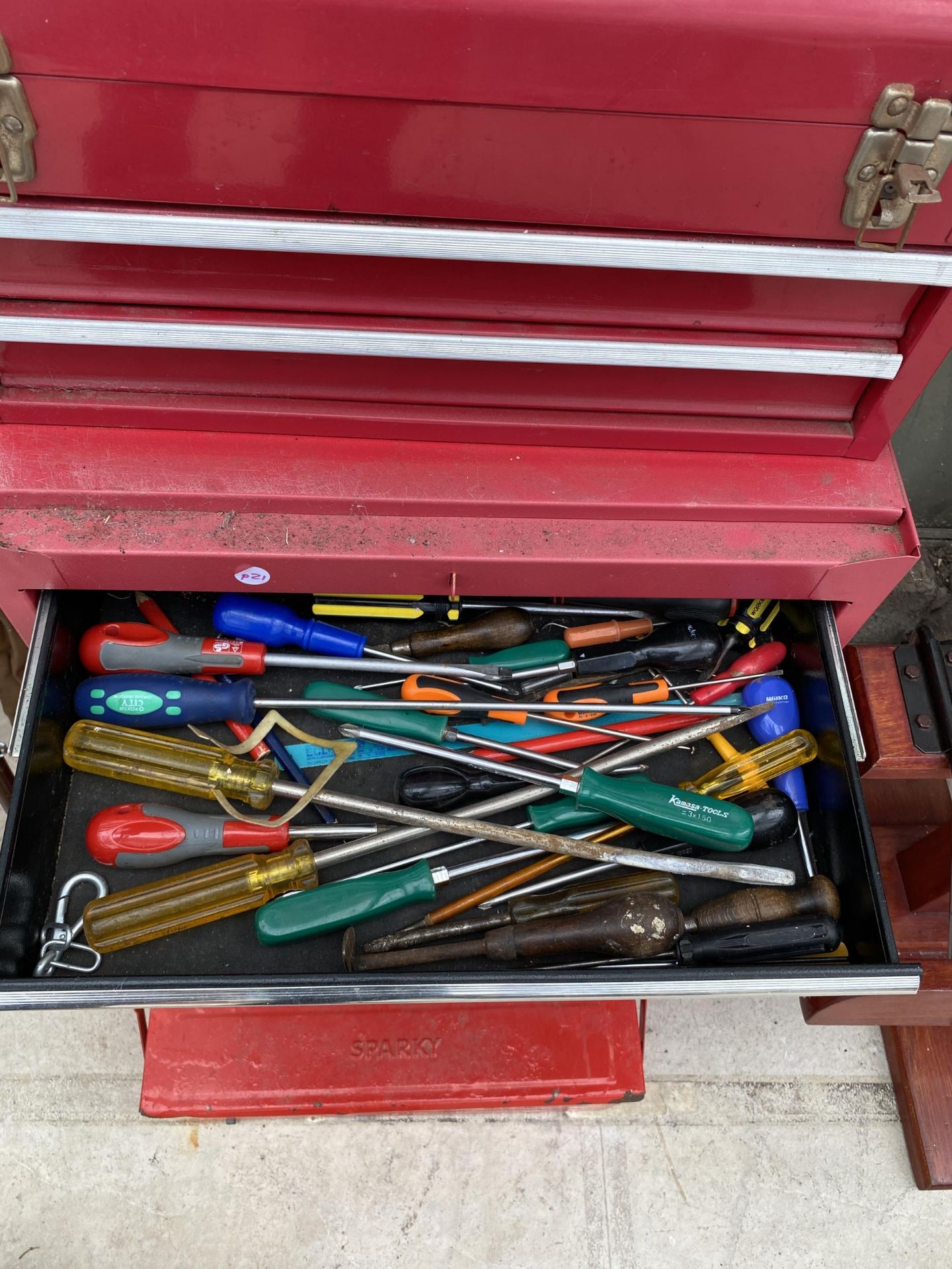 A FOUR WHEELED WORKSHOP TOOL TROLLEY, TWO METAL TOOL BOXES AND AN ASSORTMENT OF TOOLS TO INCLUDE - Bild 3 aus 5