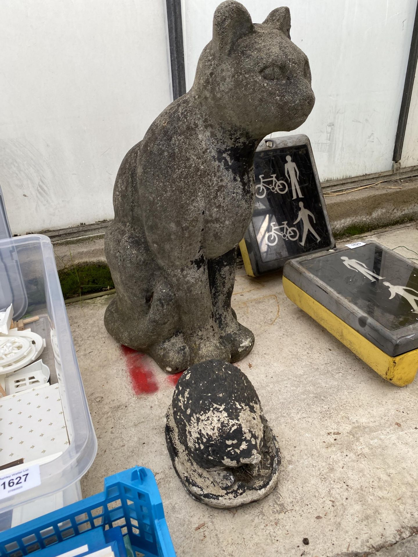 A RECONSTITUTED STONE CAT AND A FURTHER HEDGEHOG - Image 2 of 2