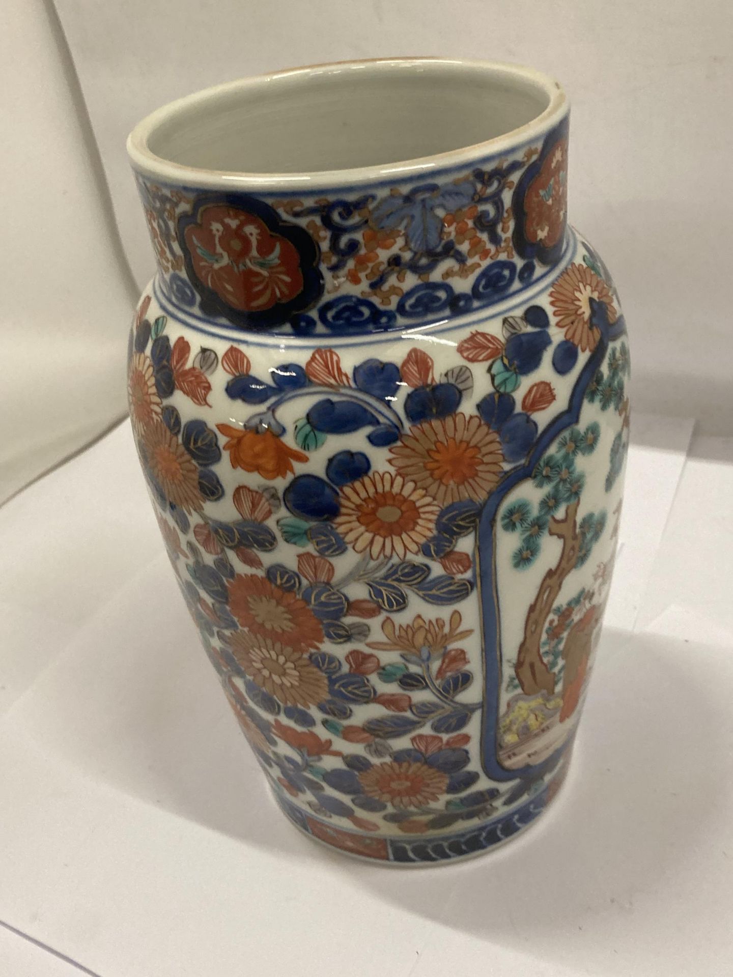 AN ORIENTAL VASE WITH CHRYSANTHEMUM AND FIGURES DECORATION, HEIGHT 26CM - Image 3 of 4