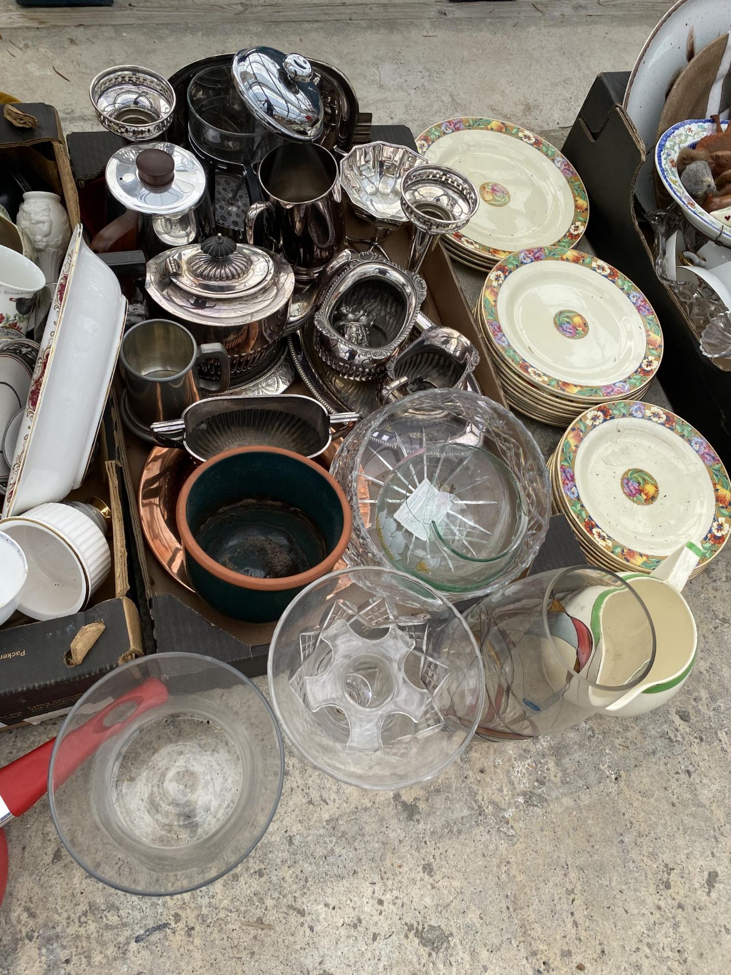 AN ASSORTMENT OF HOUSEHOLD CLEARANCE ITEMS TO INCLUDE CERAMICS, GLASS WARE AND SILVER PLATE ITEMS - Bild 3 aus 4