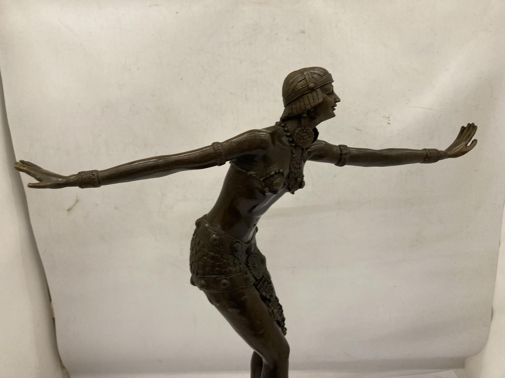 A REPRODUCTION ART DECO STYLE BRONZE MODEL OF A LADY WITH ARMS OUTSTRETCHED, SIGNED CHIPARUS - Bild 2 aus 5