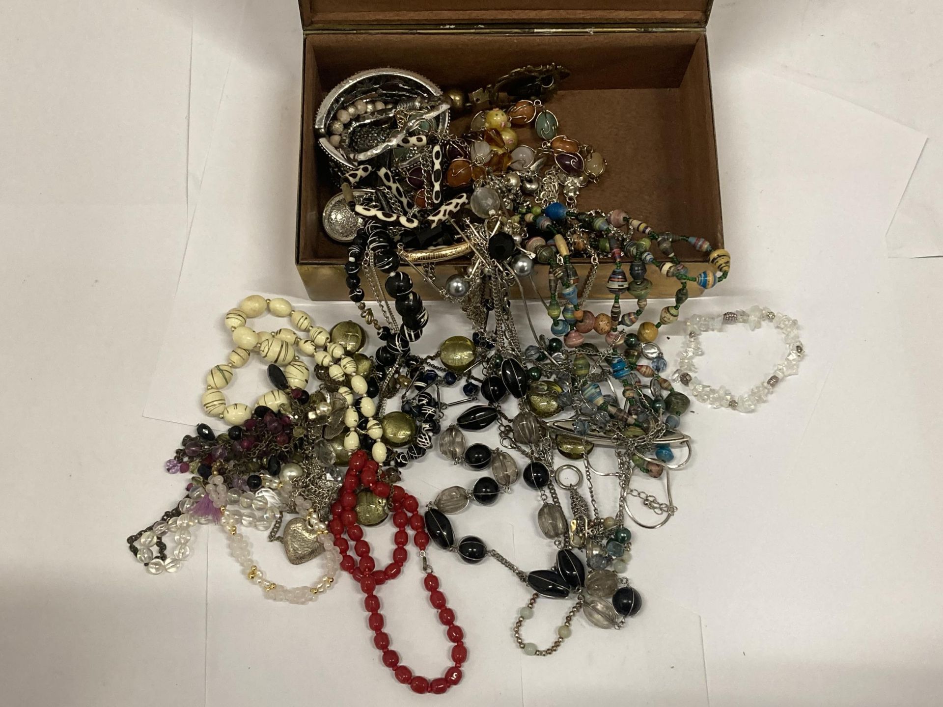 A QUANTITY OF COSTUME JEWELLERY TO INCLUDE NECKLACES, BANGLES, ETC IN A VINTAGE BRASS BOX WITH - Bild 3 aus 3