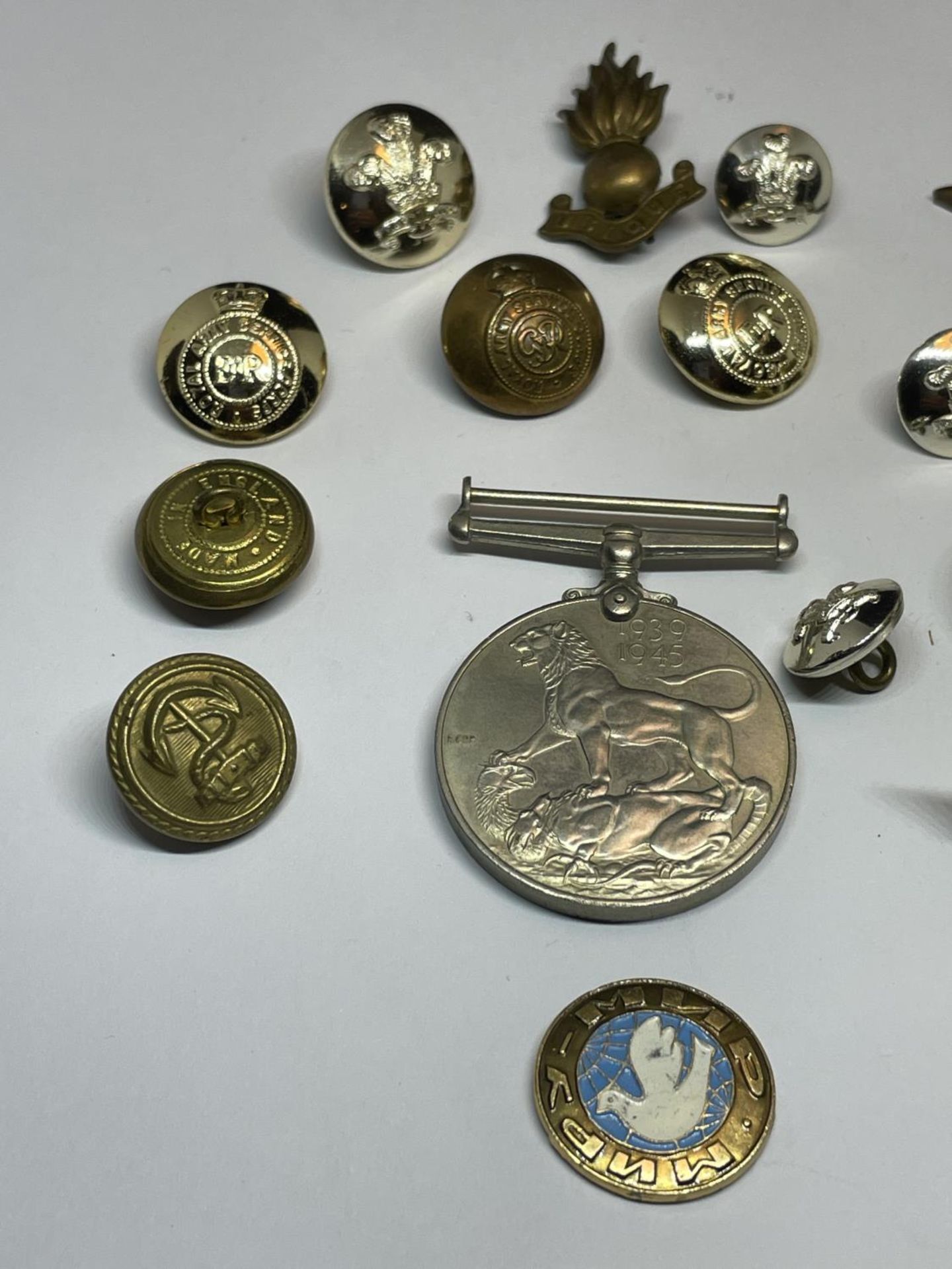 VARIOUS BADGES, MEDALS AND BUTTONS ETC - Bild 4 aus 4