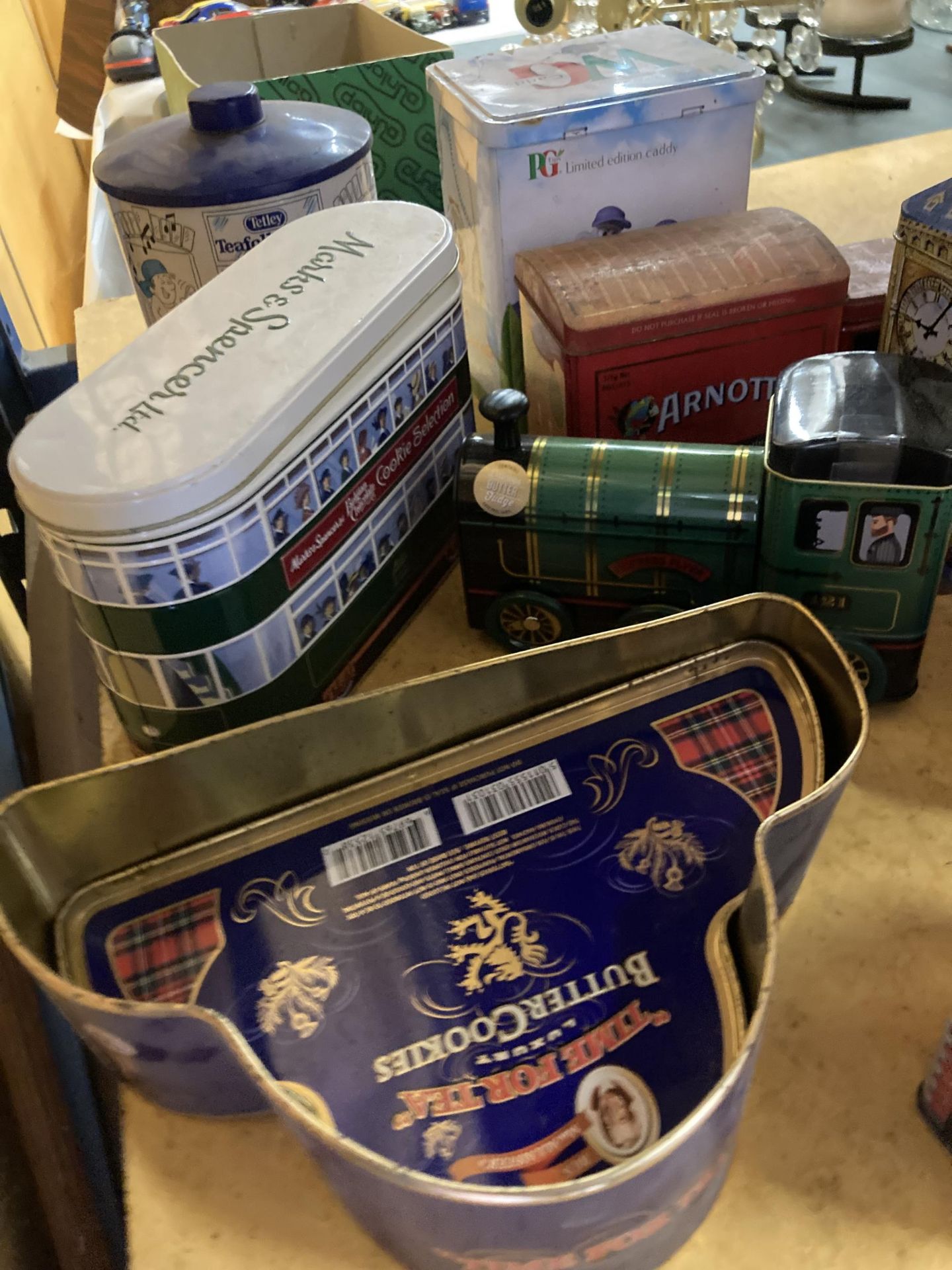 A COLLECTION OF ADVERTISING TINS TO INCLUDE MARKS AND SPENCER, ARNOTT'S BISCUITS, PG TIPS, ETC - Bild 4 aus 5
