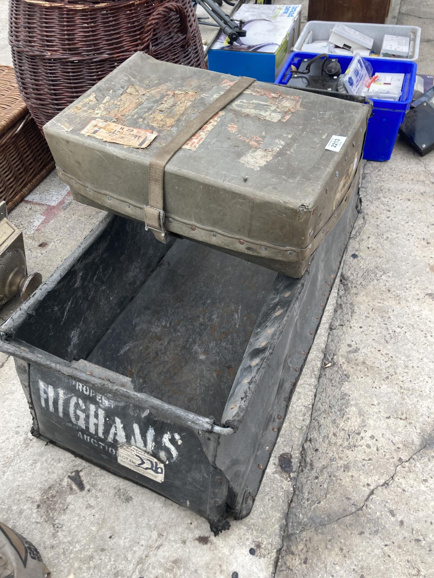 A VINTAGE TOTE STORAGE BOX AND A STORAGE BOX - Image 2 of 2