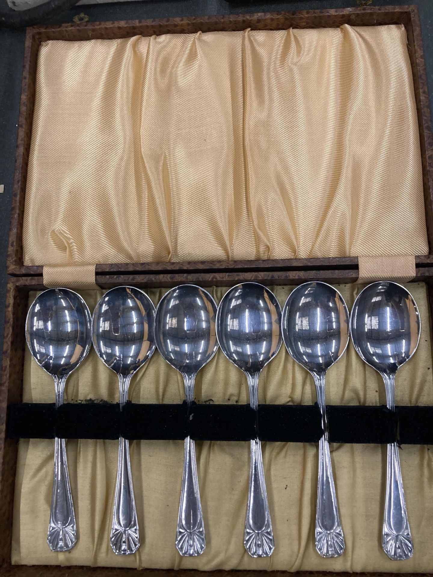 TWO VINTAGE CASED SILVER PLATED ITEMS - SOUP SPOONS AND FORKS - Bild 3 aus 4