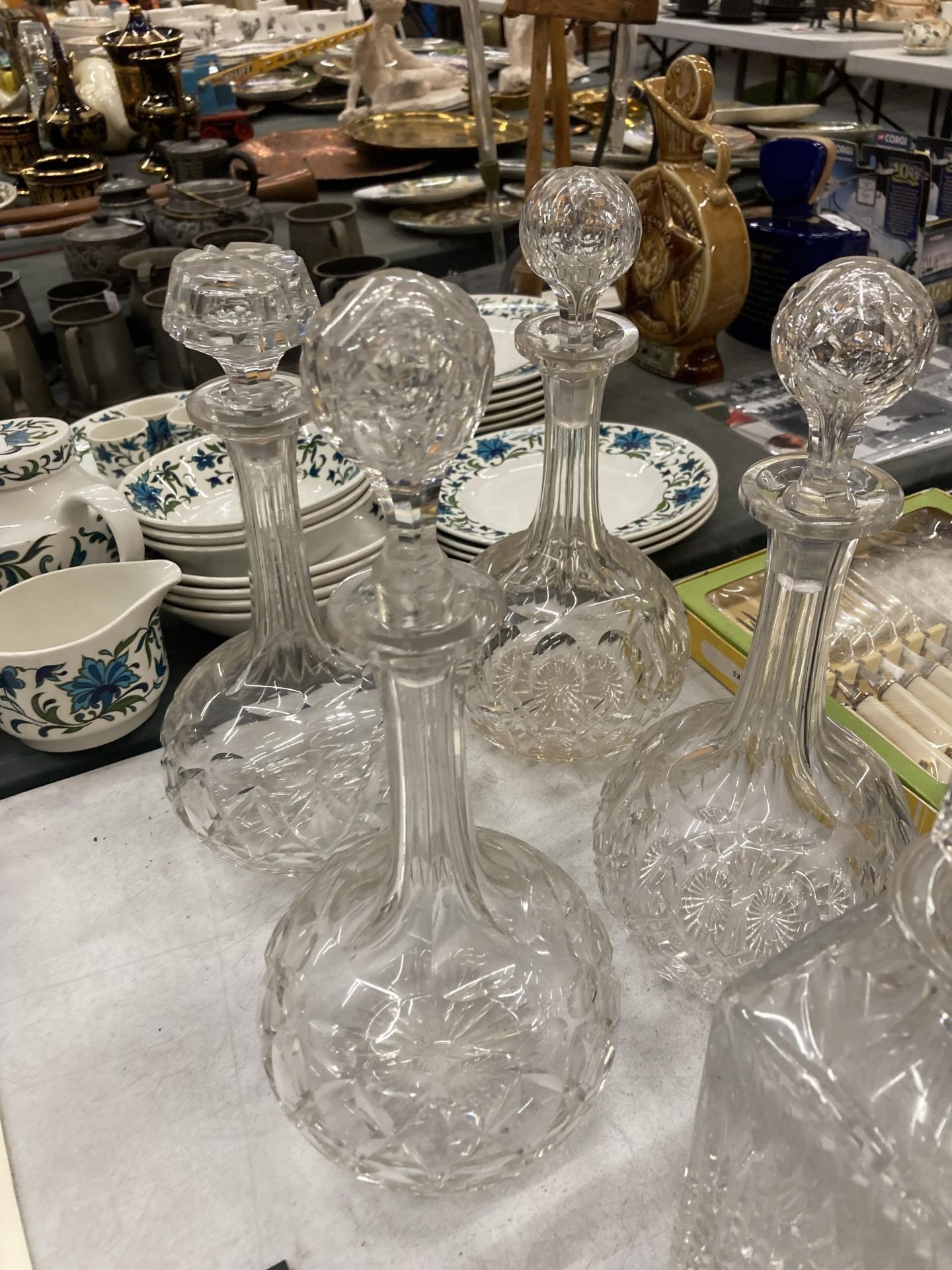 A COLLECTION OF VICTORIAN AND LATER GLASSWARE, SHERRY GLASSES, CUT GLASS DECANTERS ETC - Image 5 of 5