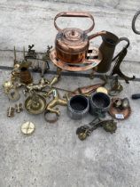 AN ASSORTMENT OF BRASS AND COPPER ITEMS TO INCLUDE A KETTLE AND TRIVET, CANONS AND JUGS ETC