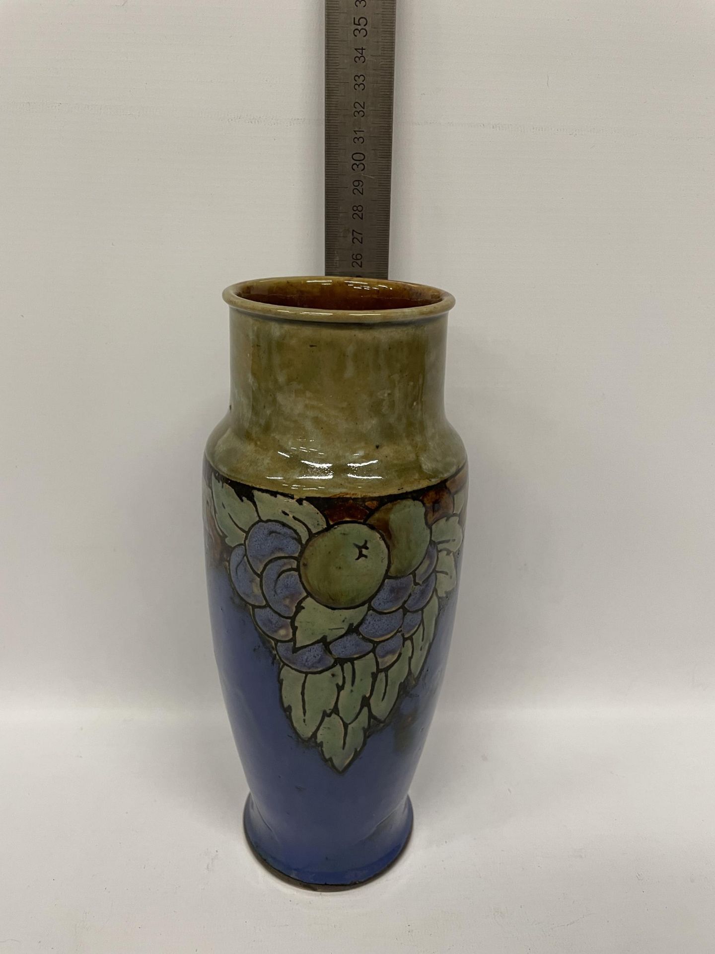 A ROYAL DOULTON LAMBETH ART NOUVEAU STYLE VASE, HEIGHT 25CM - Image 4 of 4