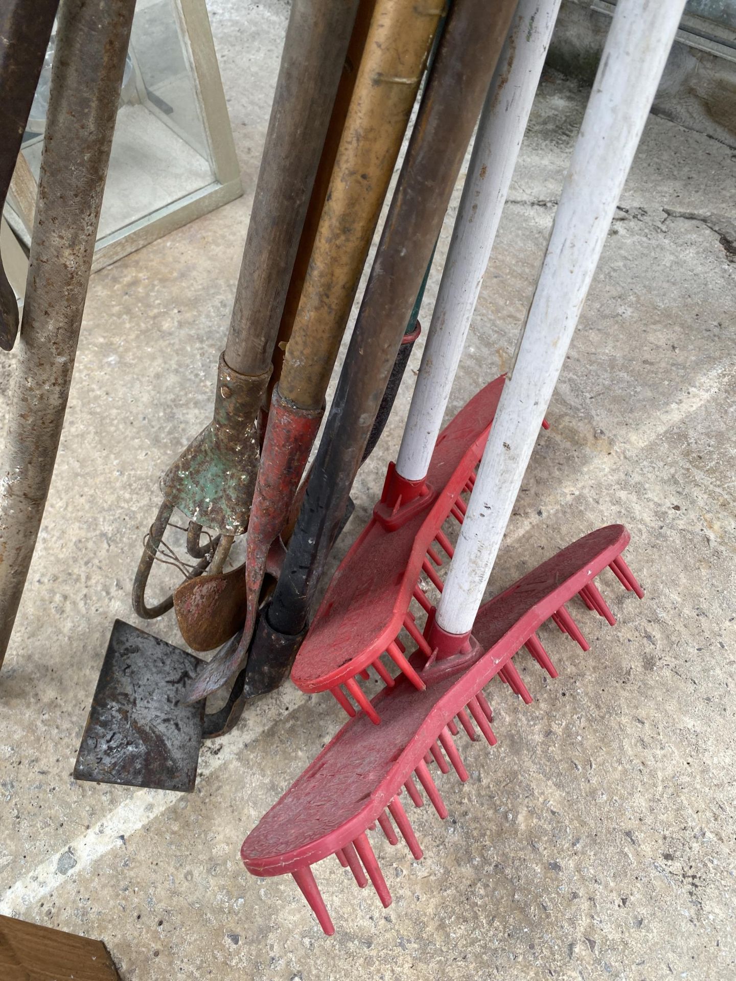 AN ASSORTMENT OF GARDEN TOOLS TO INCLUDE HOES AND HALF MOONS ETC - Image 3 of 4