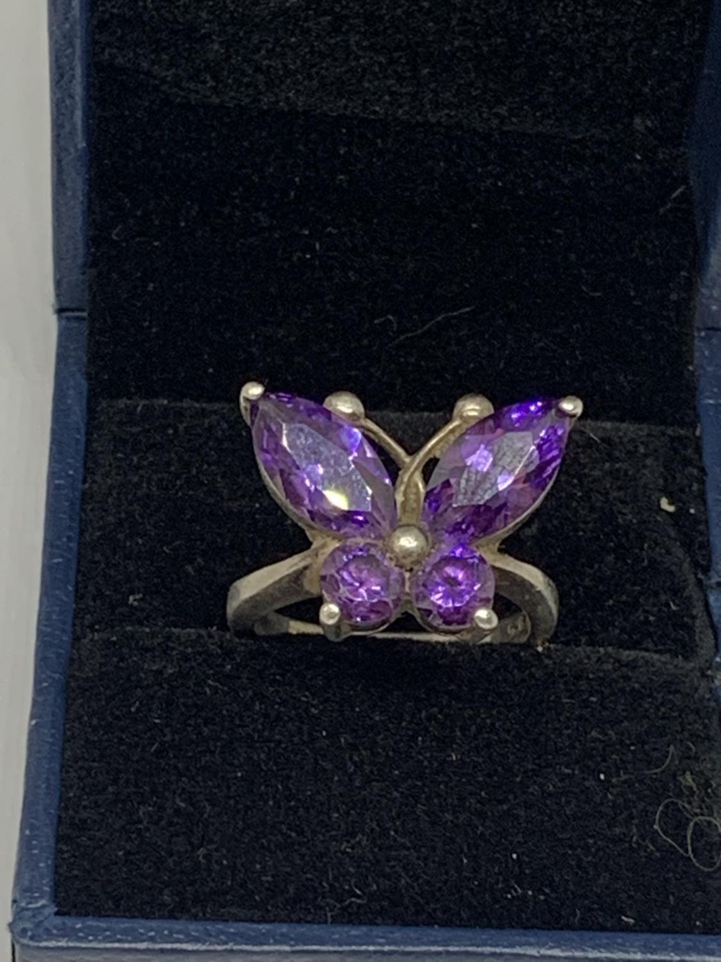 A SILVER RING WITH PURPLE STONES IN A BUTTERFLY DESIGN SIZE M IN A PRESENTATION BOX - Image 3 of 3
