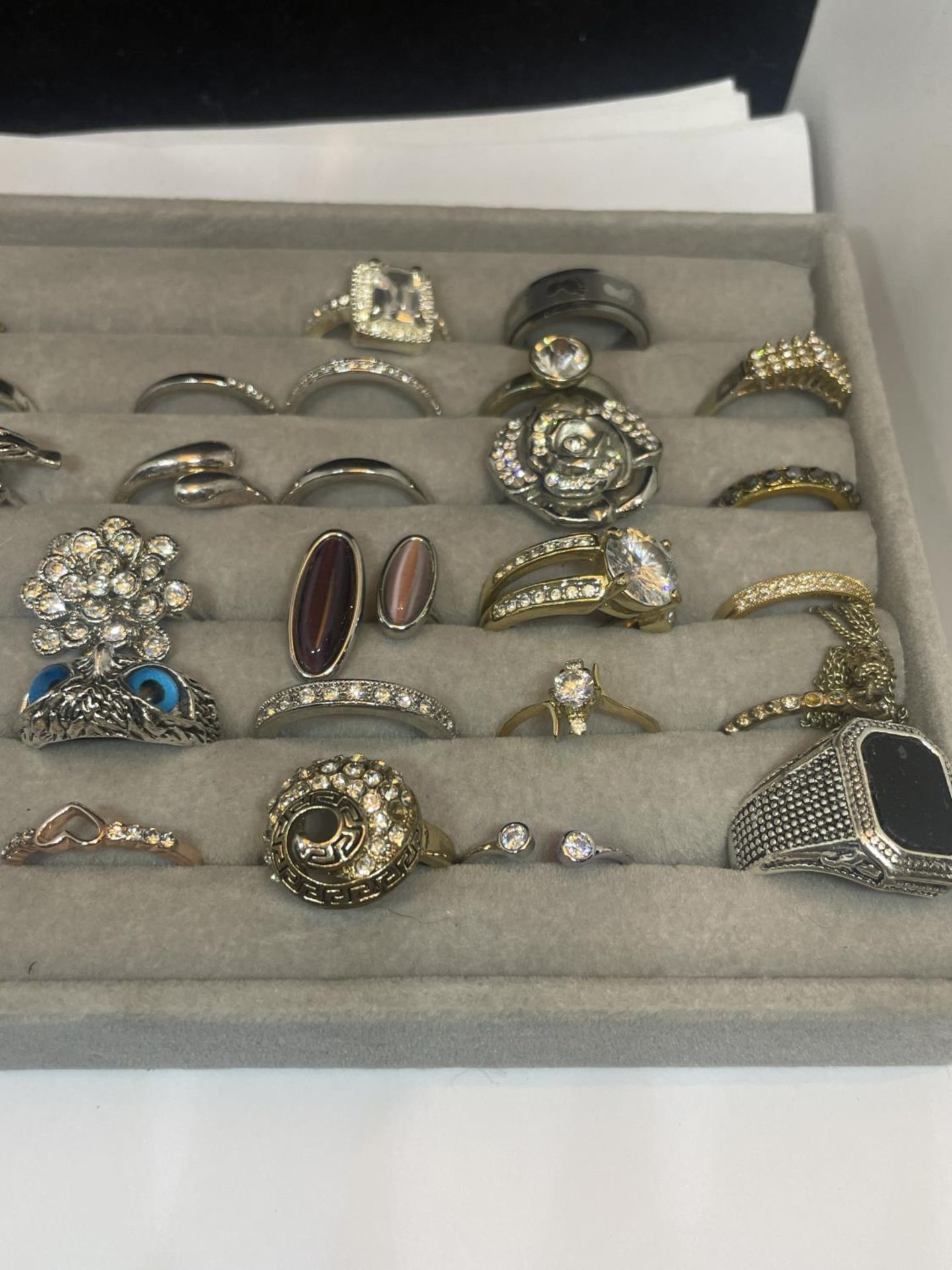 FORTY VARIOUS DRESS RINGS SOME SILVER IN A PRESENTATION TRAY - Image 4 of 4