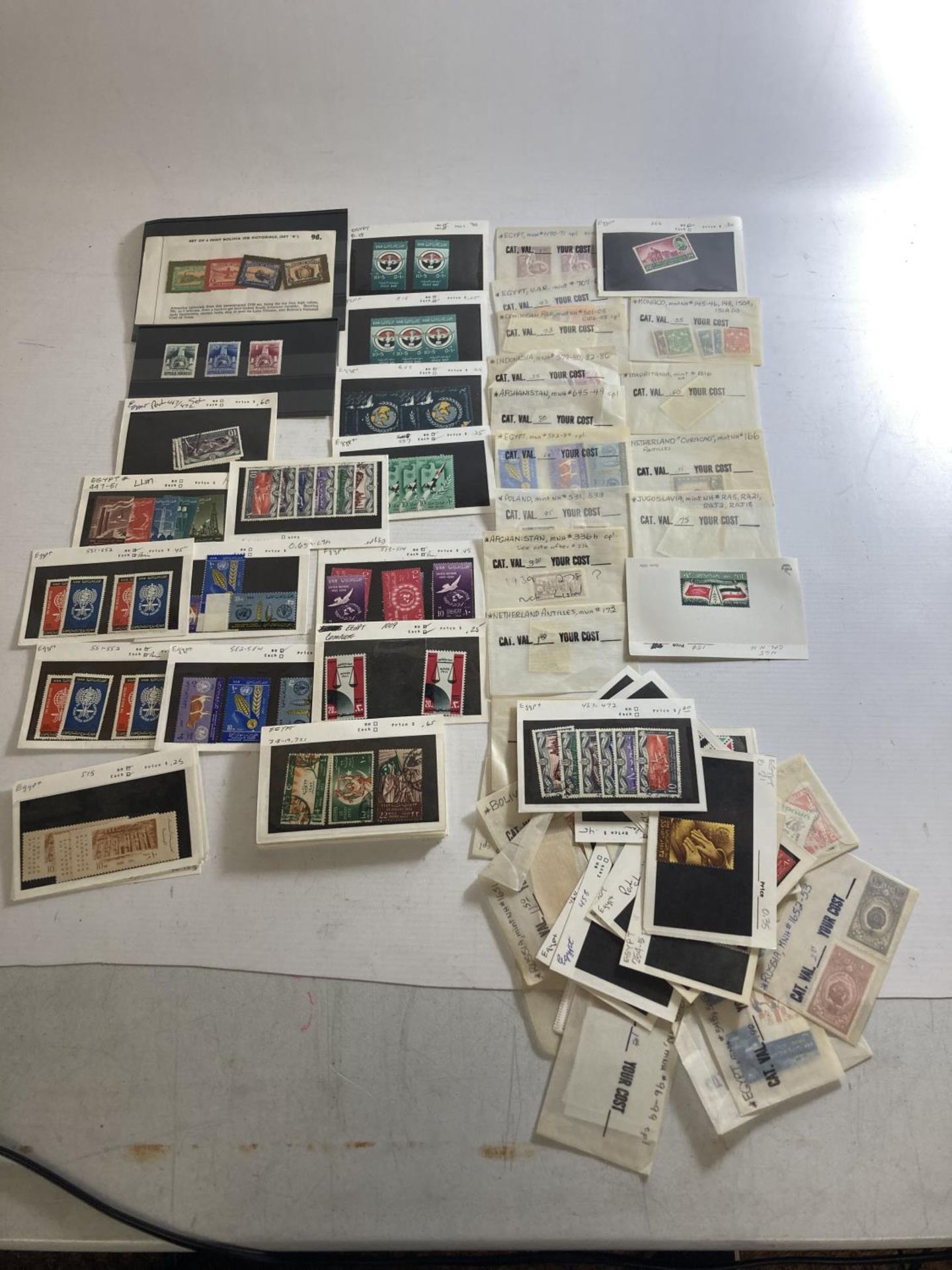 A MIXED LOT OF STAMPS TO INCLUDE EGYPT, POLAND INDONESIA, AFGHANISTAN, RUSSIA, MAURITANIA ETC MANY