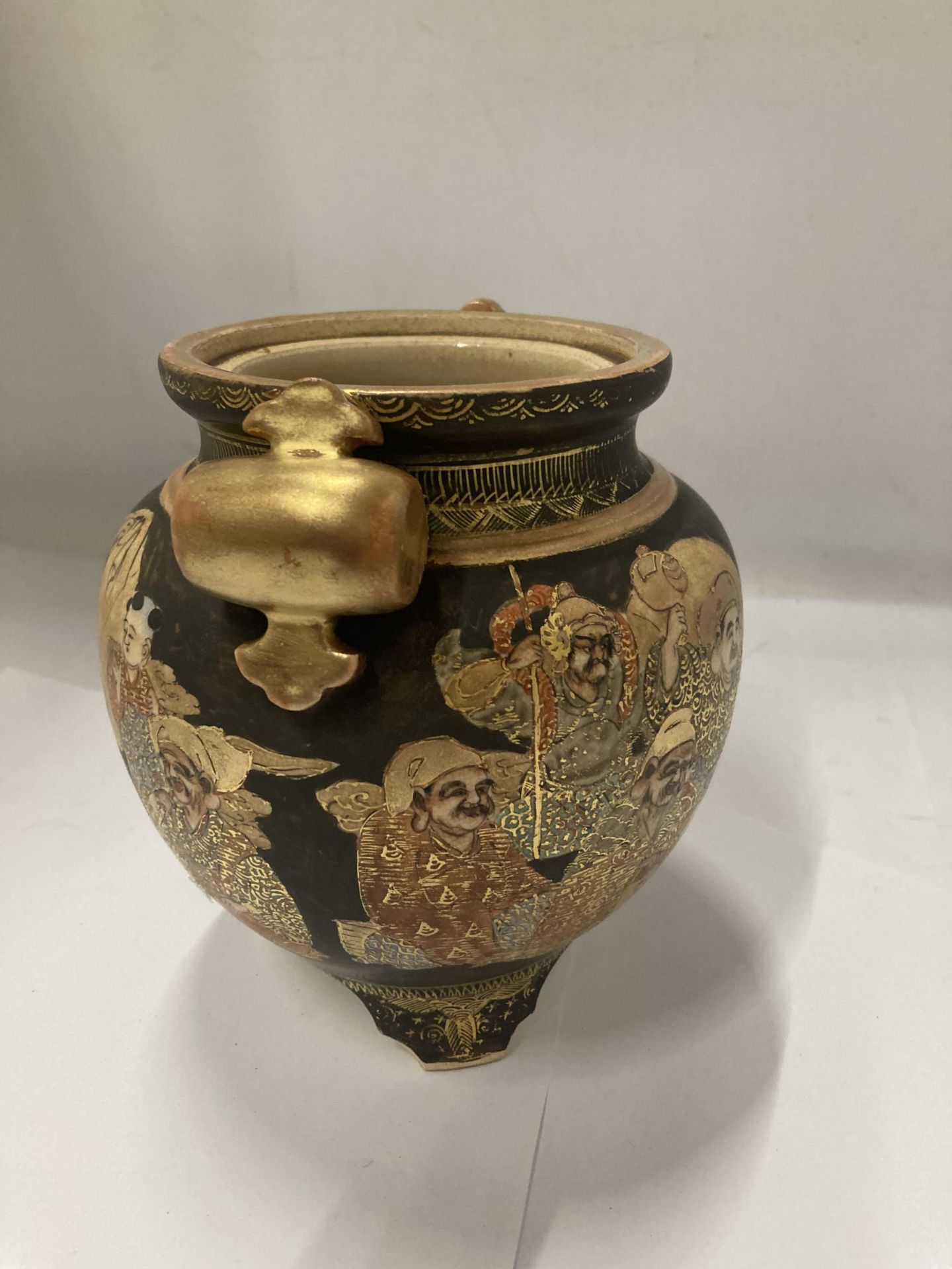 A VINTAGE ORIENTAL VASE WITH DECORATION OF ELDERS, MARKED TO THE BASE, HEIGHT 15CM - Image 2 of 4