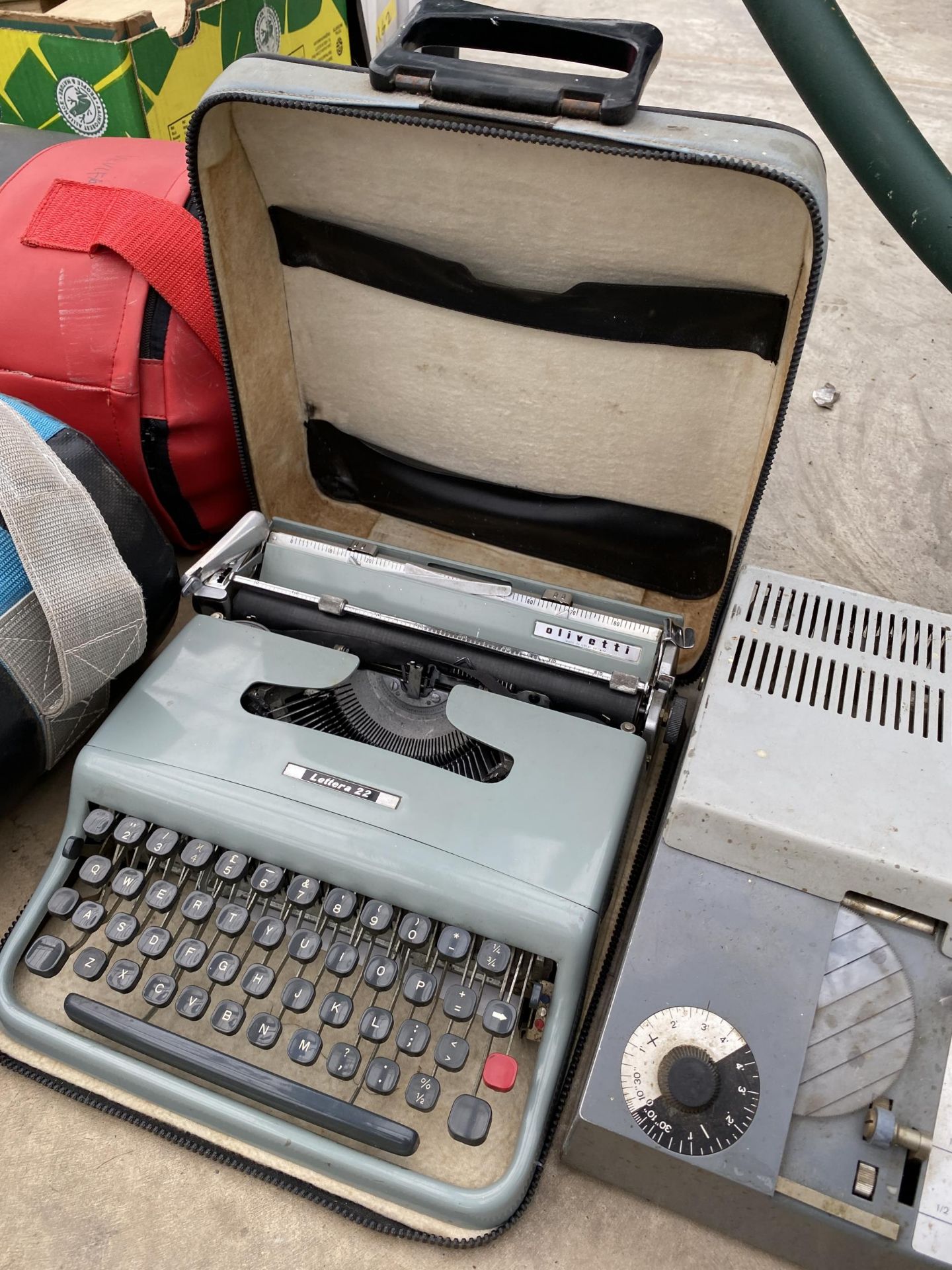 AN ASSORTMENT OF ITEMS TO INCLUDE AN OLIVETTI TYPEWRITER AND A VIBROGRAF ETC - Image 3 of 6
