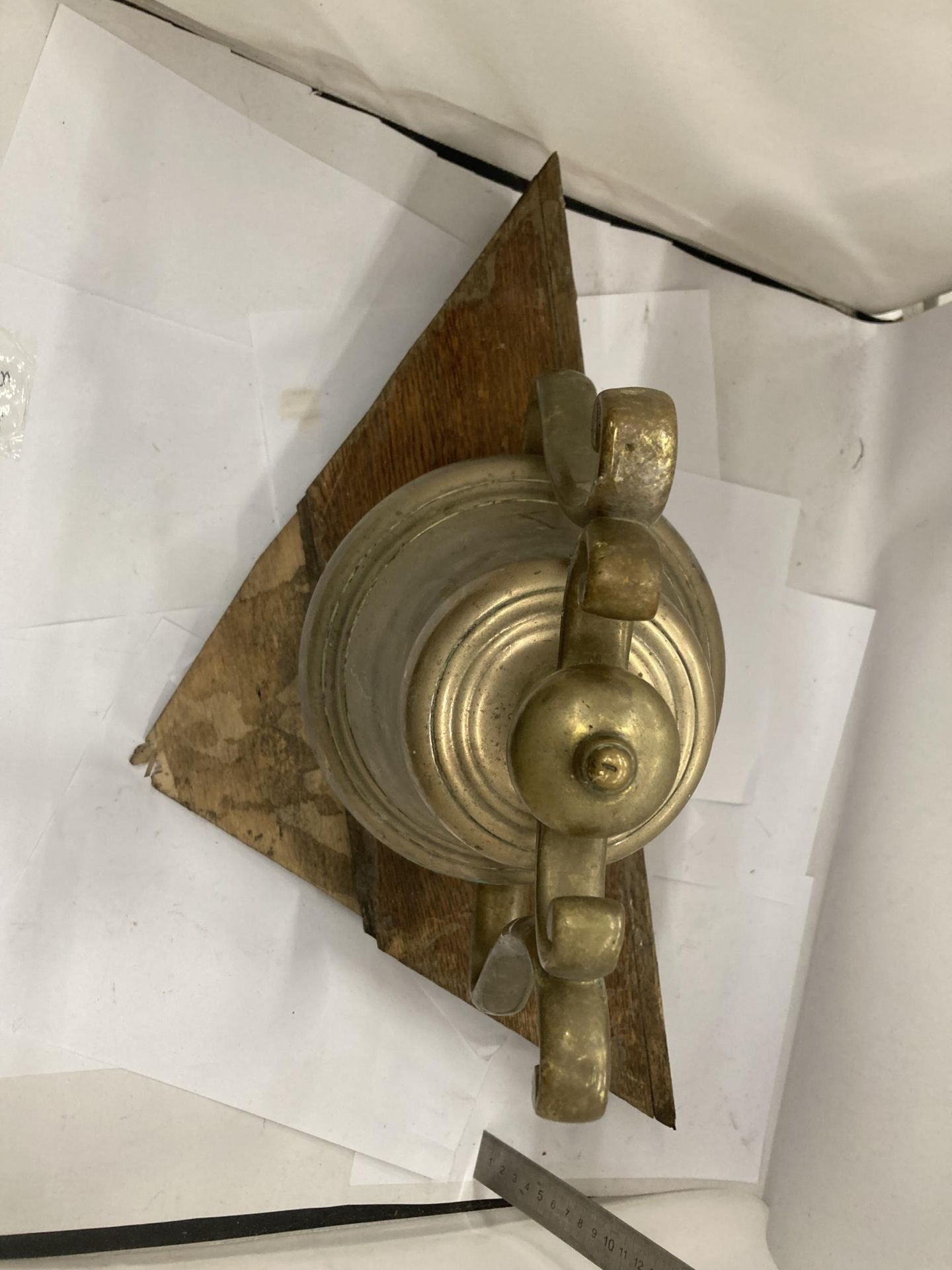 A VINTAGE BRASS BELL ON WOODEN SHELF - Image 3 of 4