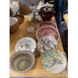 A QUANTITY OF CABINET PLATES TO INCLUDE POOLE AND COALPORT, A VINTAGE STONEWARE JELLY MOULD,