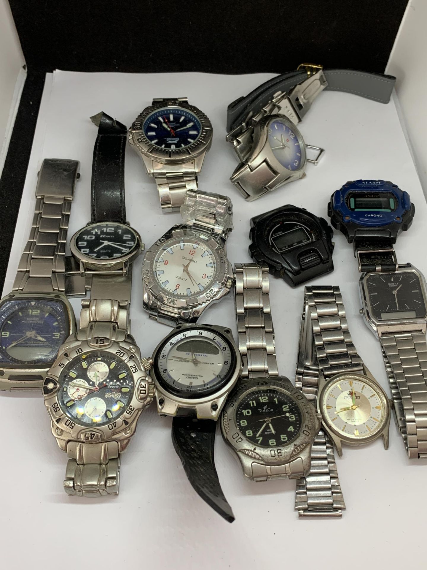 A LARGE QUANTITY OF WRIST WATCHES