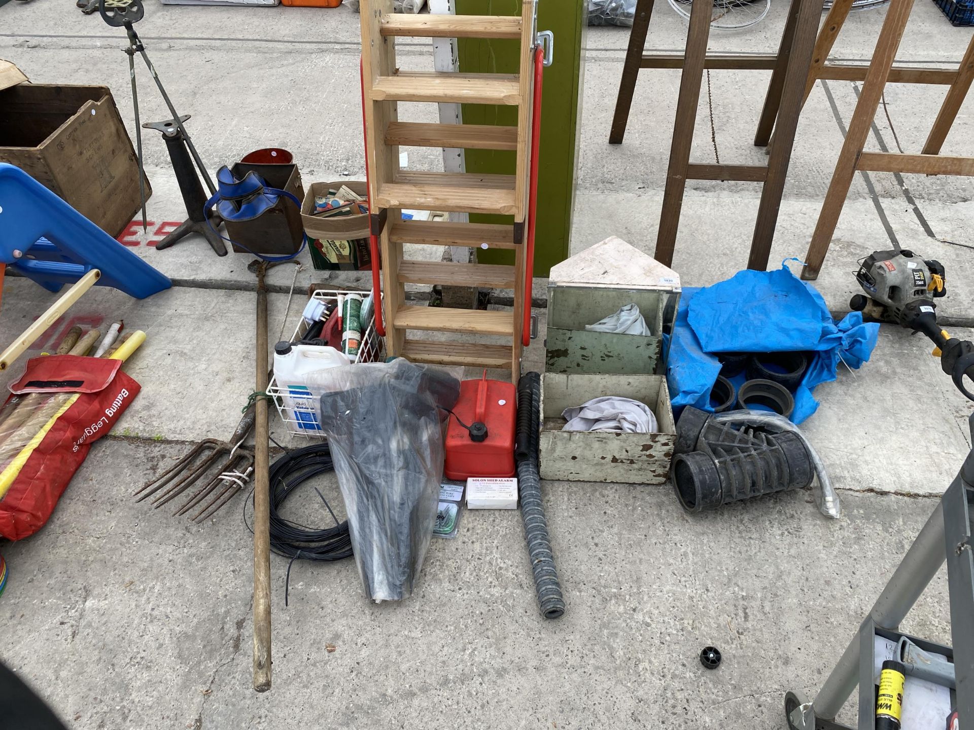 AN ASSORTMENT OF ITEMS TO INCLUDE A LOFT LADDER, A FUEL CAN AND GARDEN TOOLS ETC