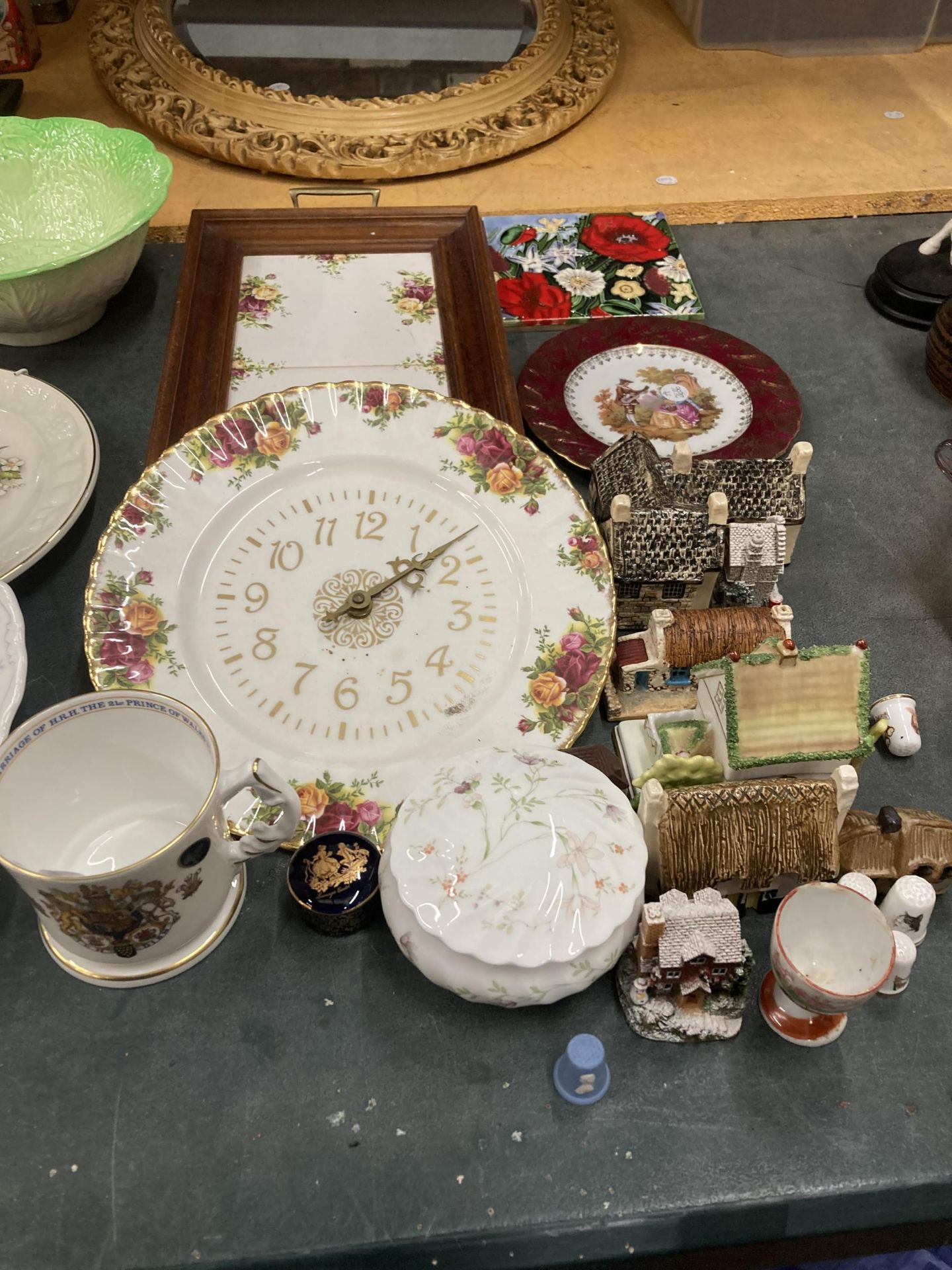 A COLLECTION OF CERAMIC COTTAGES, ROYAL ALBERT 'OLD COUNTRY ROSES' CLOCK AND TRAY, TRINKET BOX, ETC - Image 2 of 7