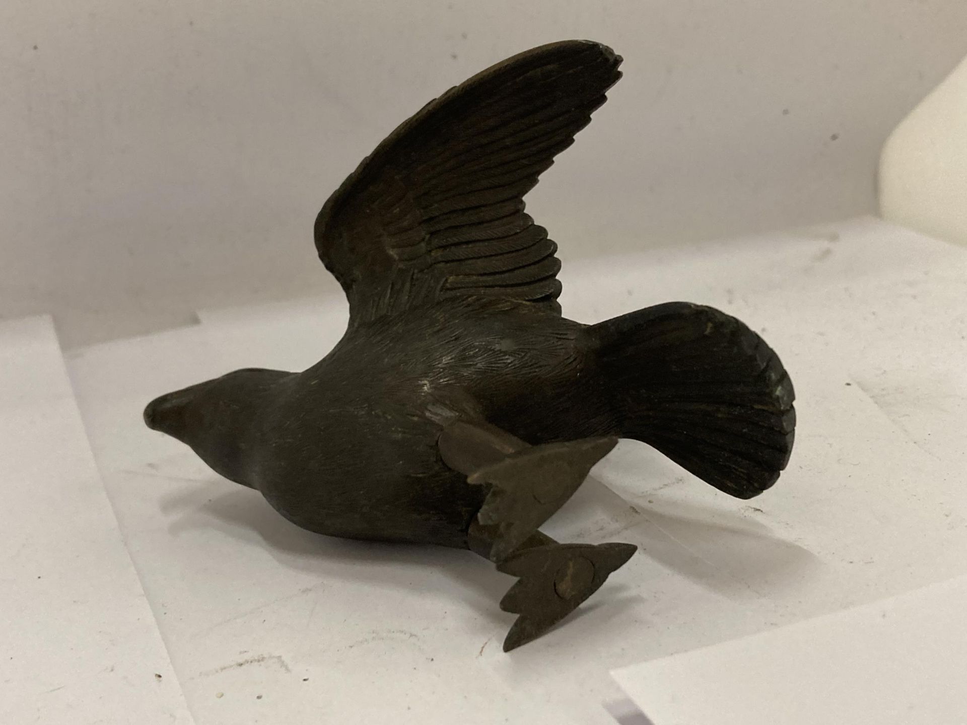 A VINTAGE BRONZE MODEL OF AN EAGLE, HEIGHT 7.5CM - Bild 4 aus 5