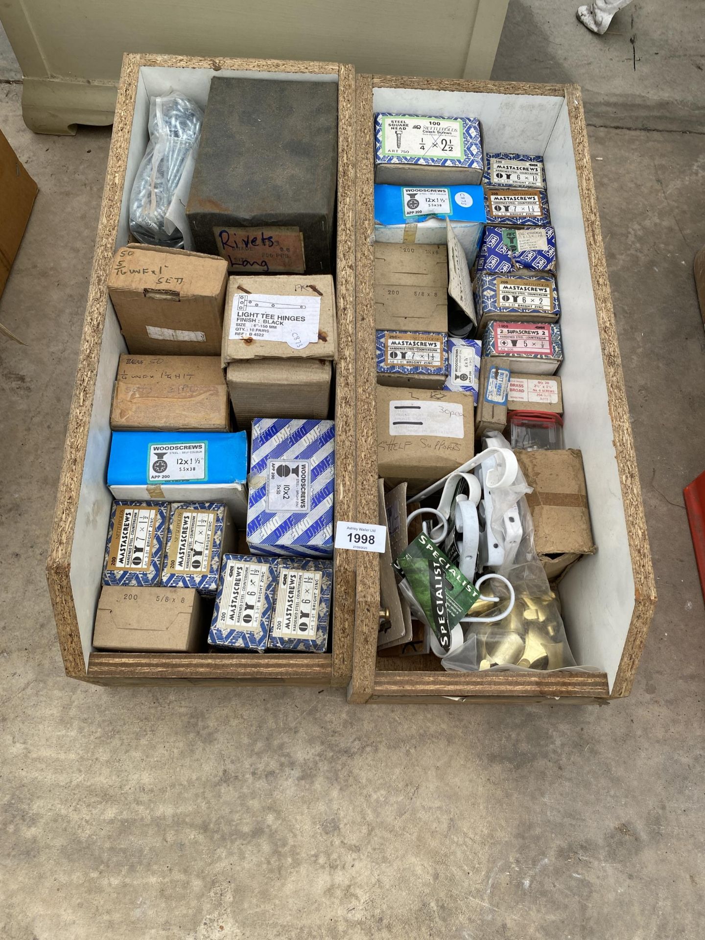 A LARGE QUANTITY OF HARDWARE TO INCLUDE BOLTS AND SCREWS ETC