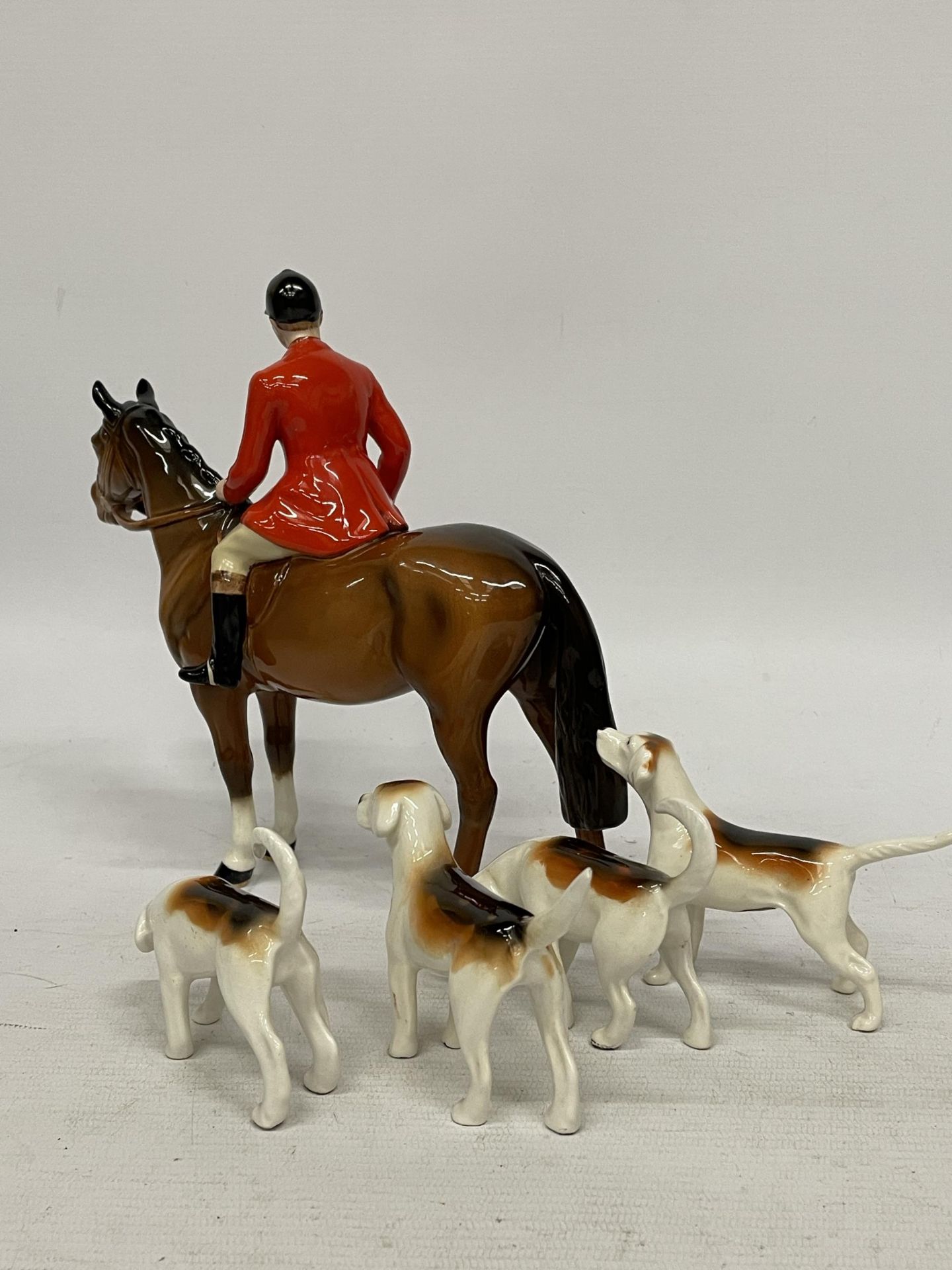 A BESWICK HUNTSMAN ON BROWN HORSE STANDING BROWN GLOSS WITH FOUR HOUNDS - Image 3 of 5