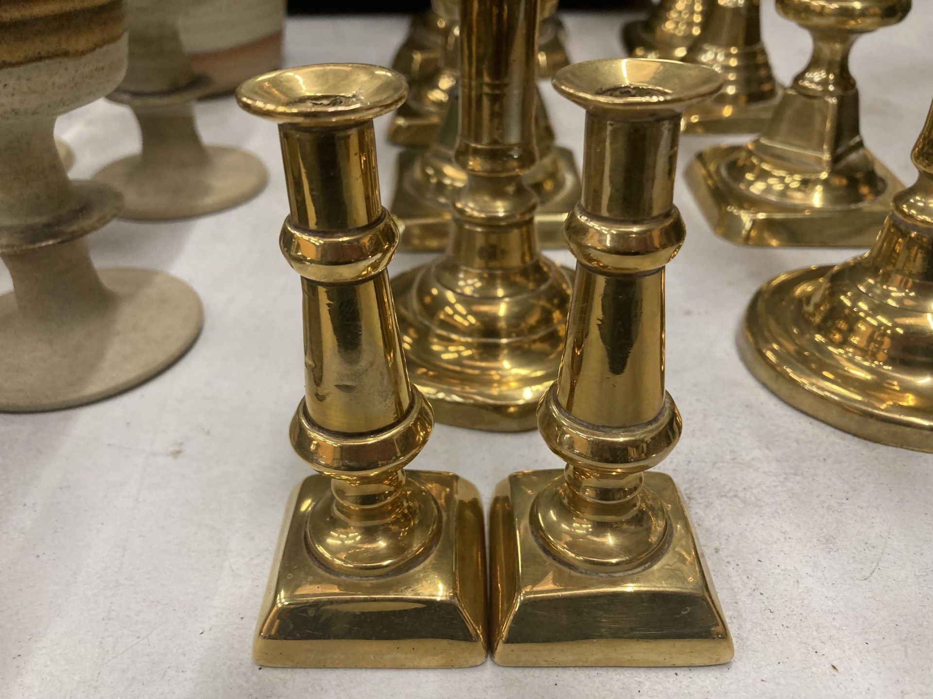 A COLLECTION OF TEN ASSORTED VINTAGE BRASS CANDLESTICKS - Image 2 of 4