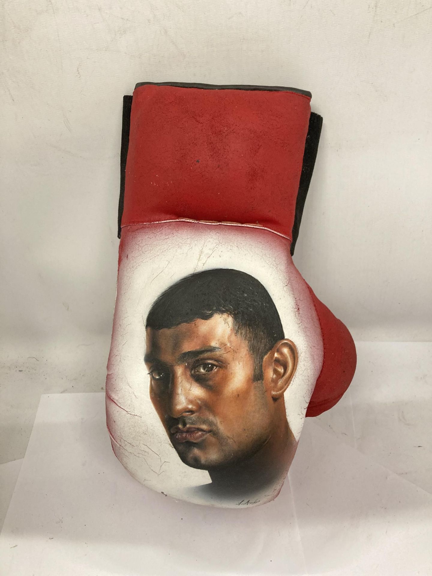 A SIGNED NASEEM HAMED BOXING GLOVE