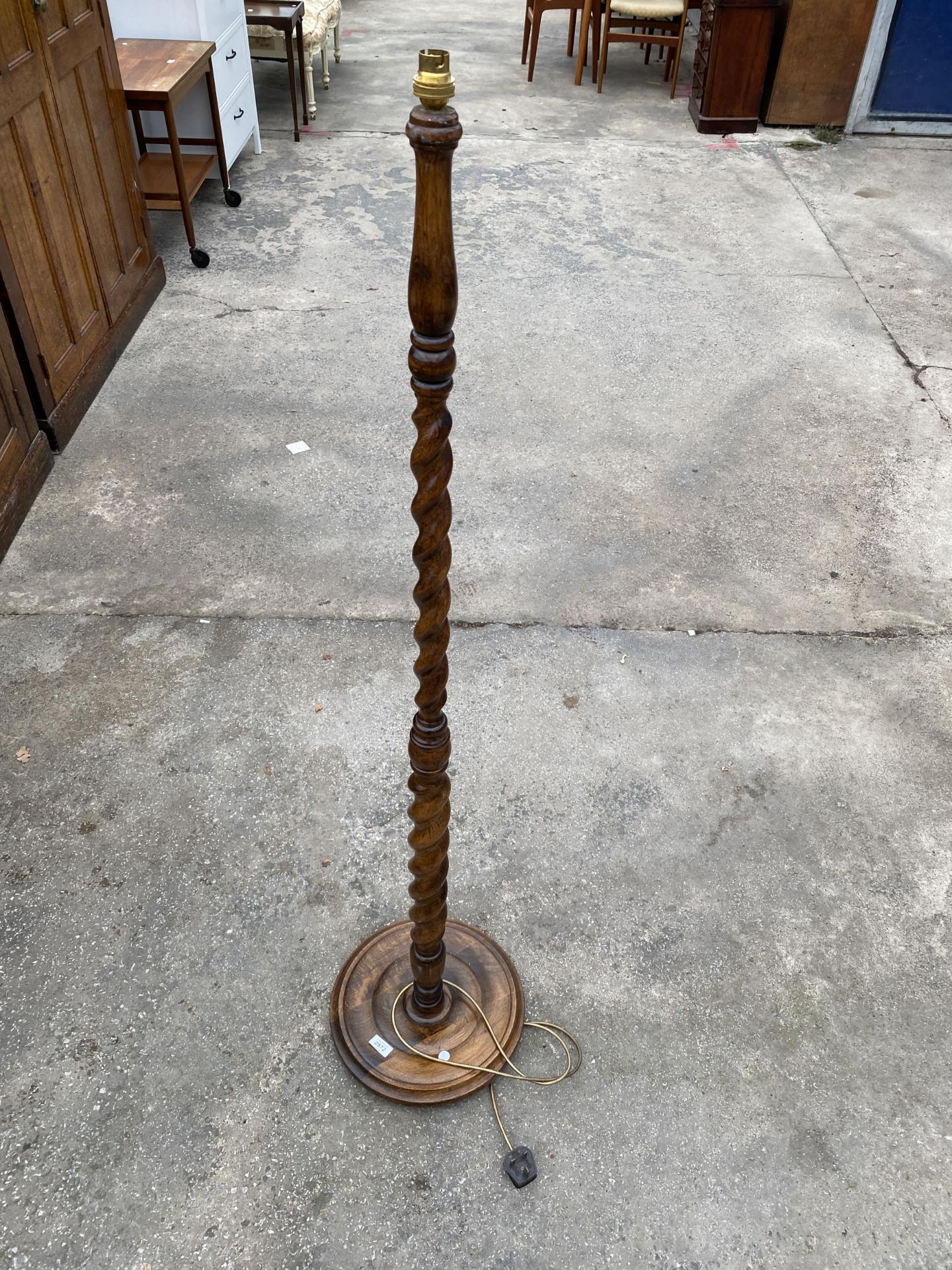 AN EARLY 20TH CENTURY BEECH BARLEYTWIST STANDARD LAMP