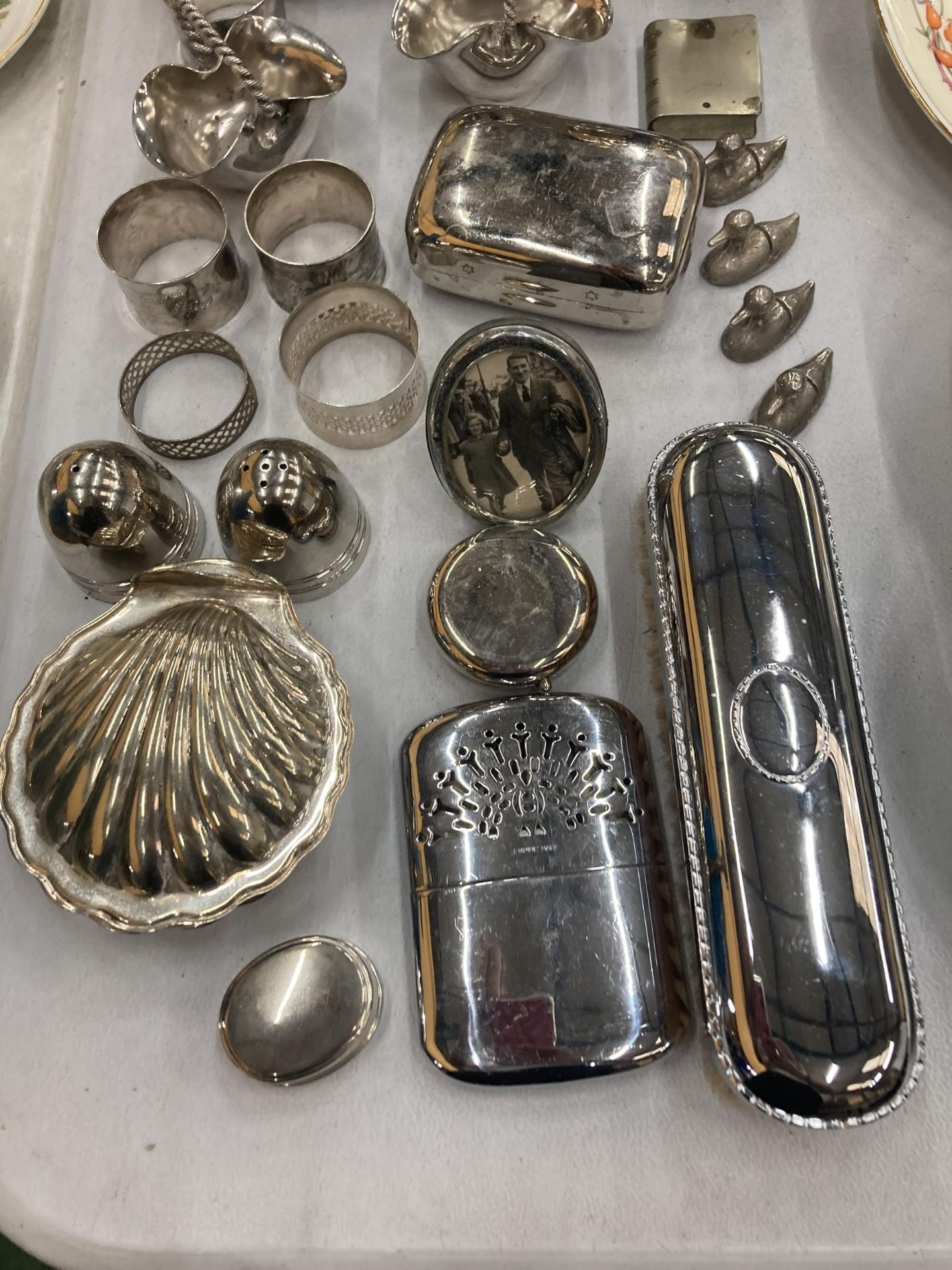 A QUANTITY OF SILVER PLATED ITEMS TO INCLUDE CANDLEABRAS, TABLE LIGHTERS, NAPKIN RINGS, TRINKET - Image 2 of 4