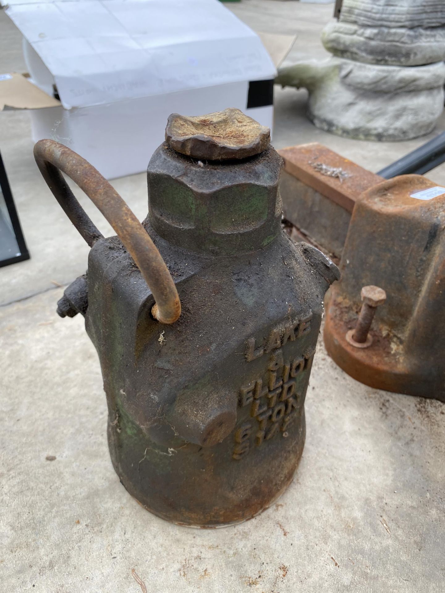 A VINTAGE RECORD BENCH VICE AND A VINTAGE LAKE & ELLIOT 6 TON BOTTLE JACK - Image 2 of 3