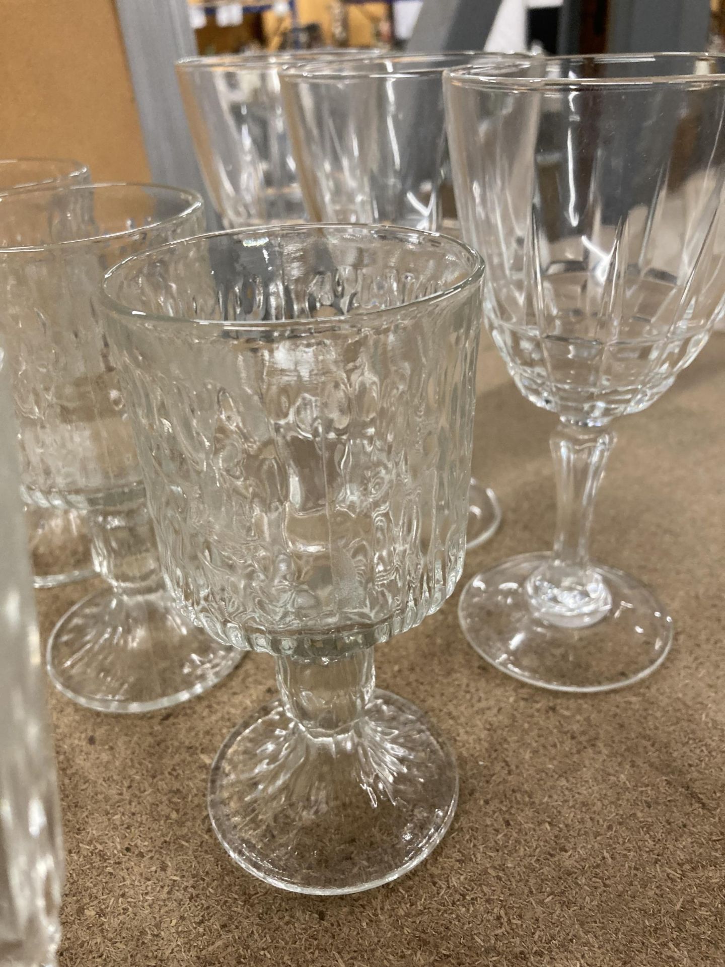 A COLLECTION OF VINTAGE DRINKING GLASSES - Bild 3 aus 3