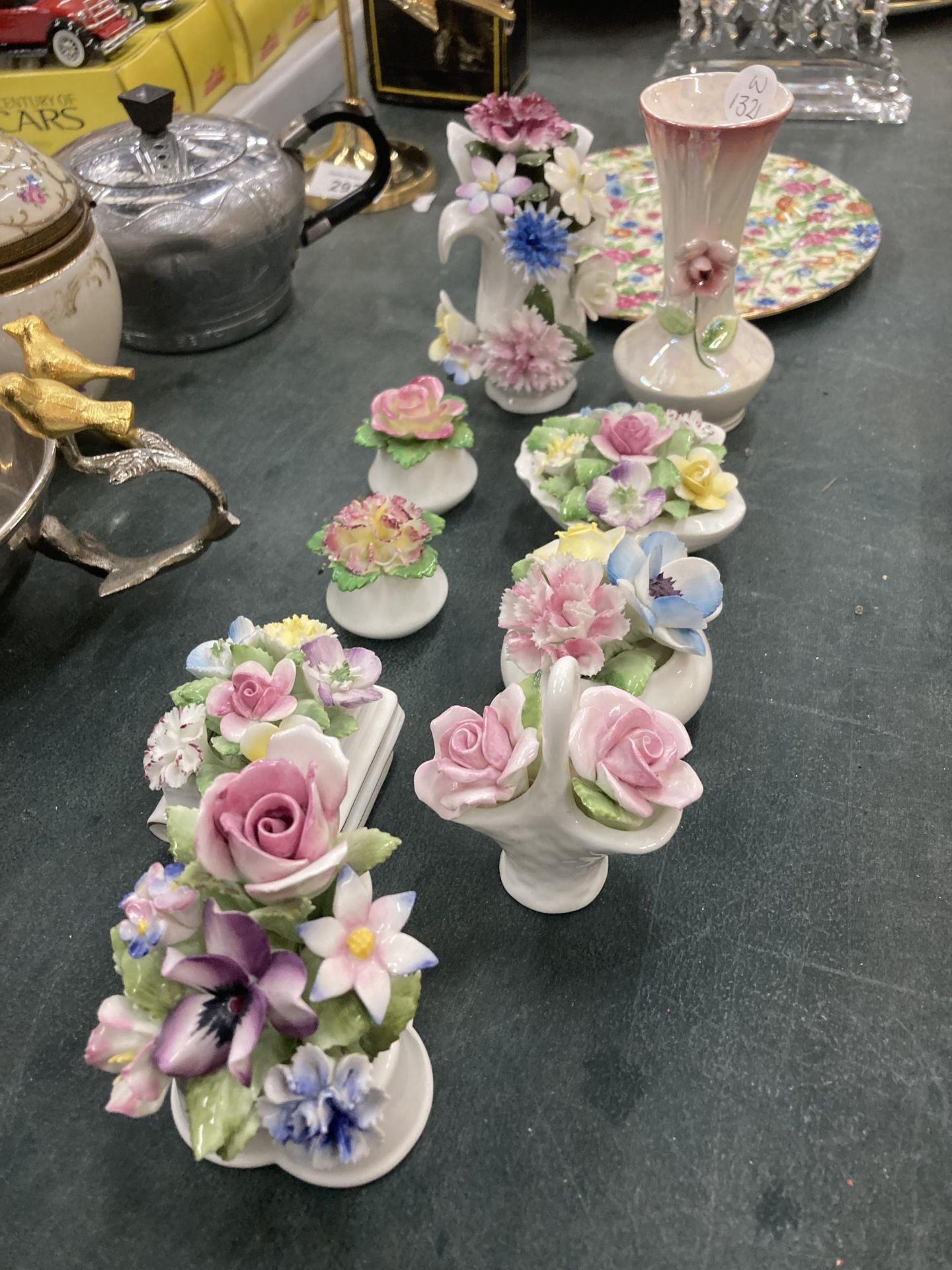 A GROUP OF FLORAL CERAMIC TRINKET WARES - Image 2 of 4