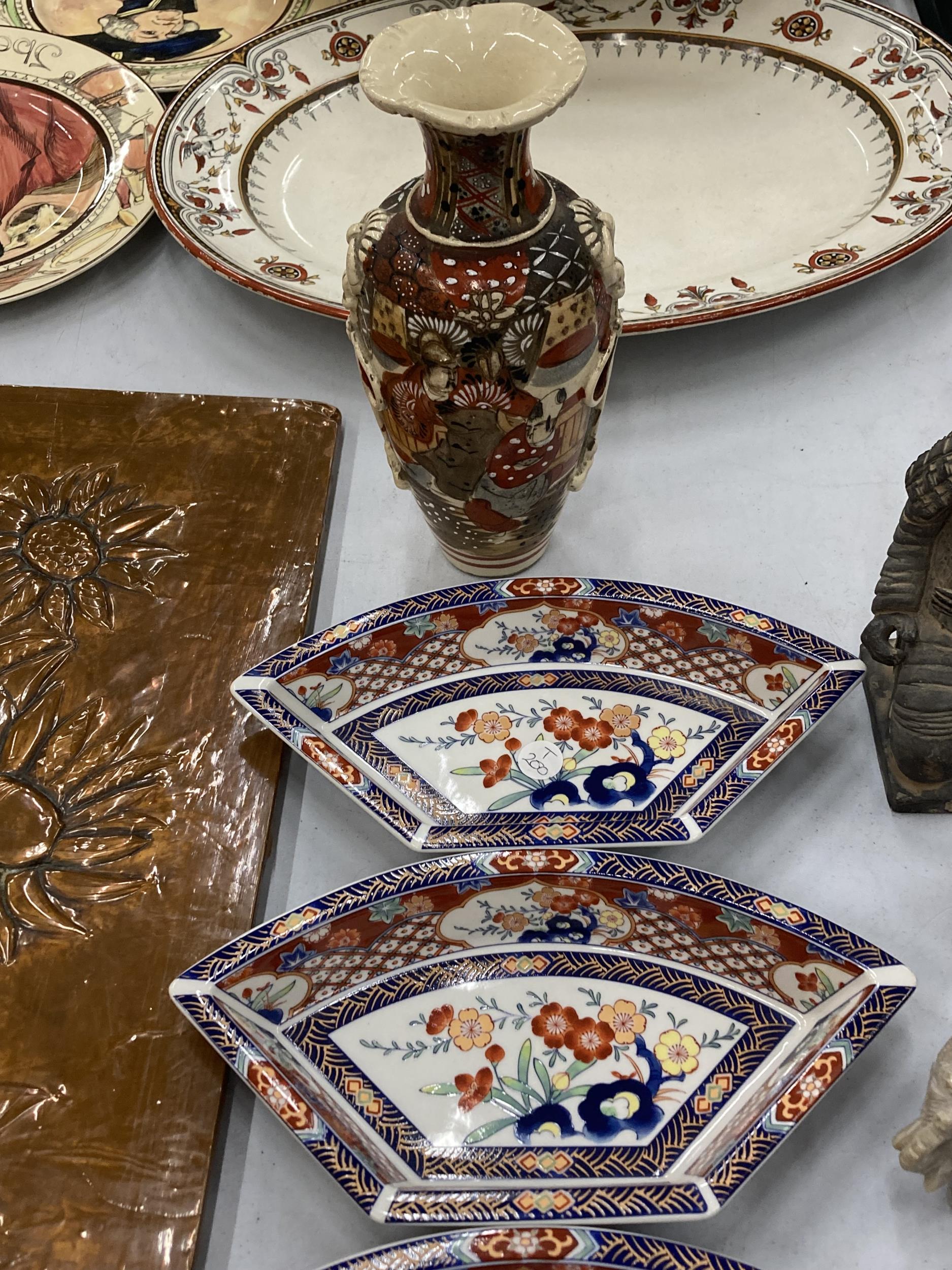 A QUANTITY OF ORIENTAL AND ORIENTAL STYLE ITEMS TO INCLUDE PLATES, A VASE, FIGURES, ETC - Image 5 of 5