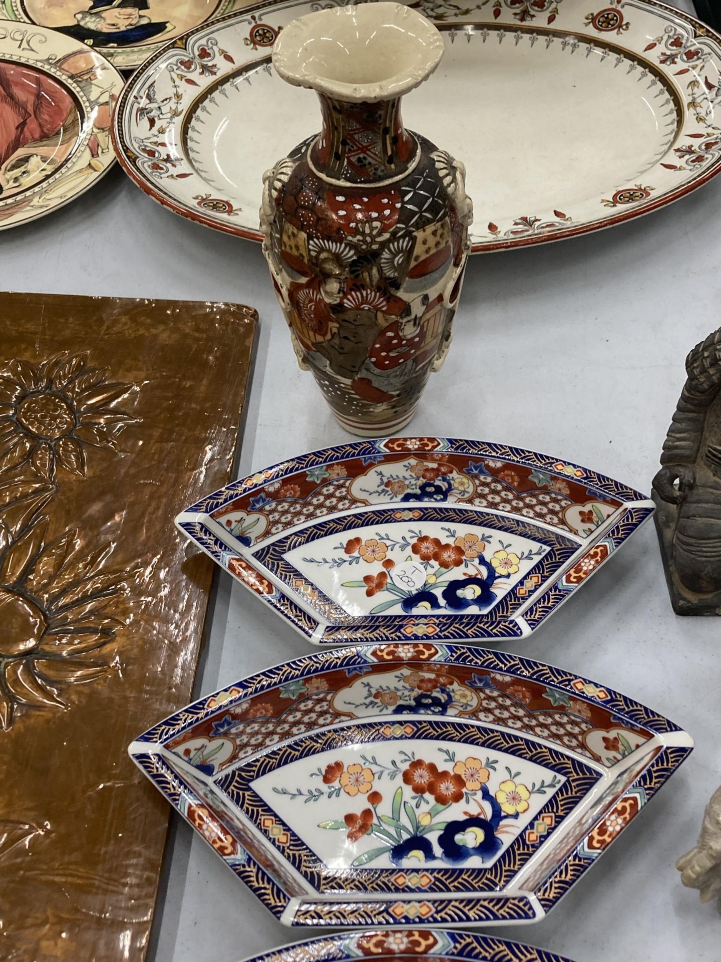 A QUANTITY OF ORIENTAL AND ORIENTAL STYLE ITEMS TO INCLUDE PLATES, A VASE, FIGURES, ETC - Bild 5 aus 5