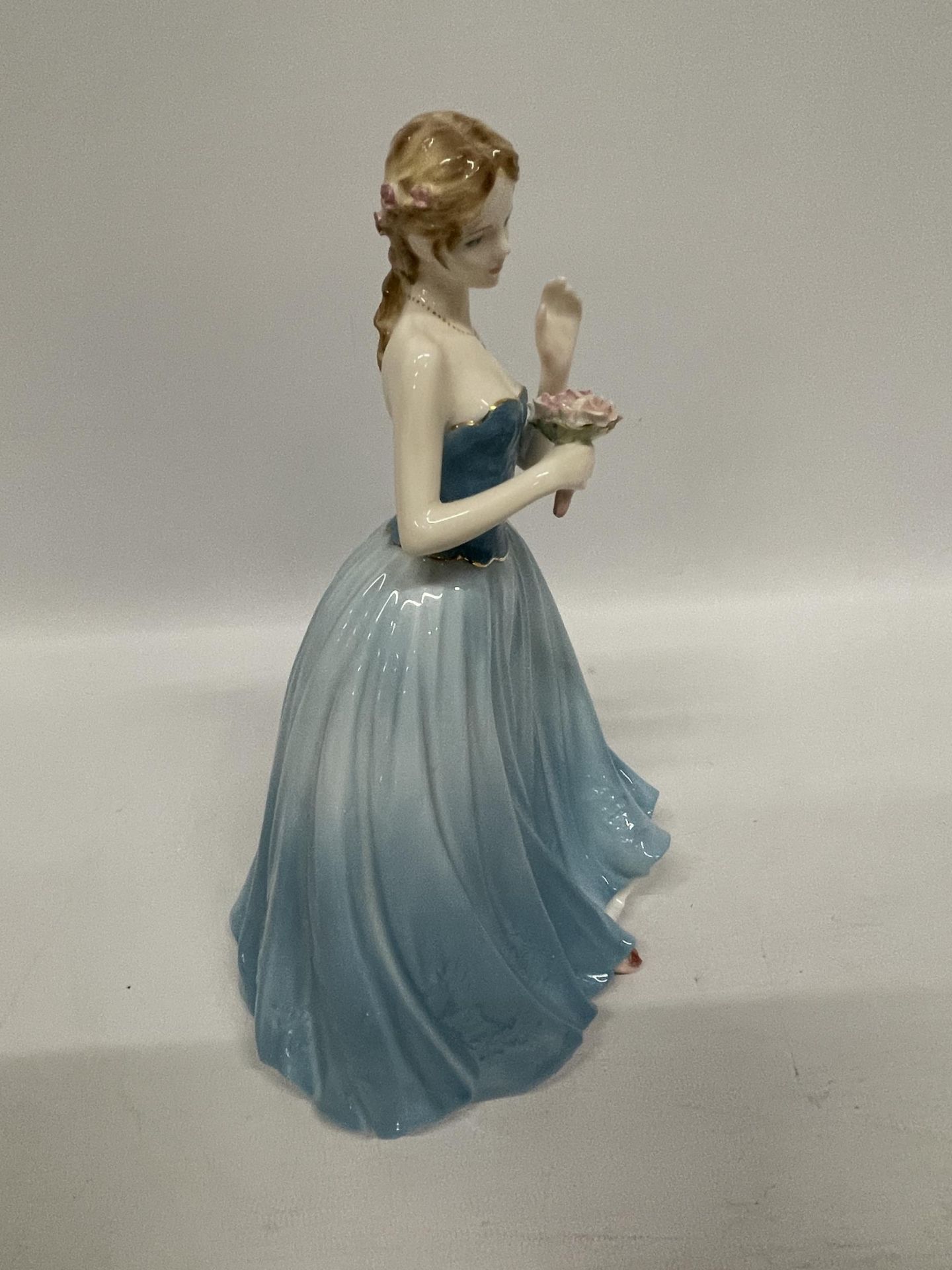 A COALPORT 'DEAREST ROSE' LIMITED EDITION LADY FIGURE - Bild 3 aus 4