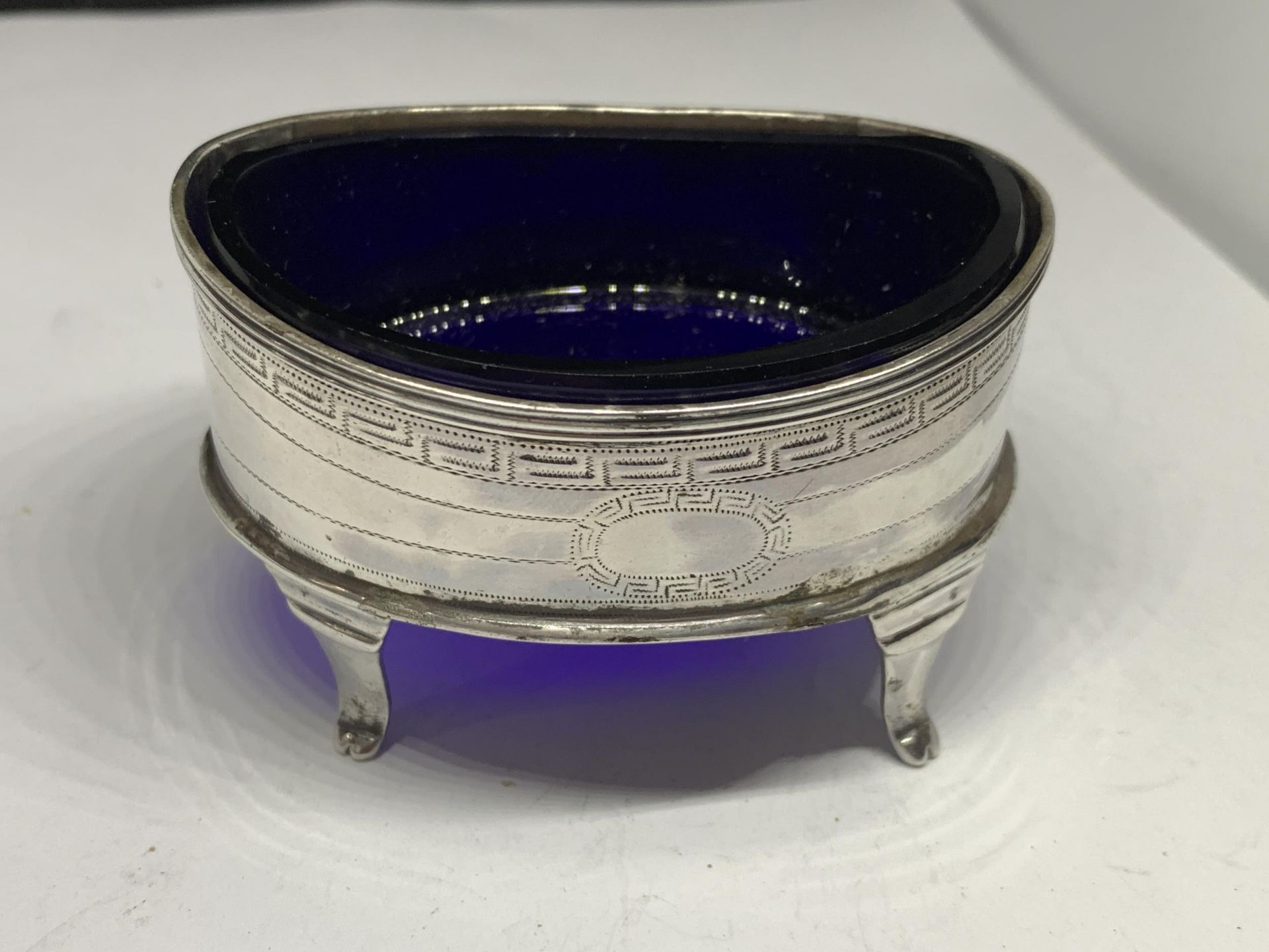 A HALLMARKED CHESTER SILVER DISH WITH BLUE GLASS LINER (WEIGHT WITHOUT LINER 46.1 GRAMS) - Bild 3 aus 4