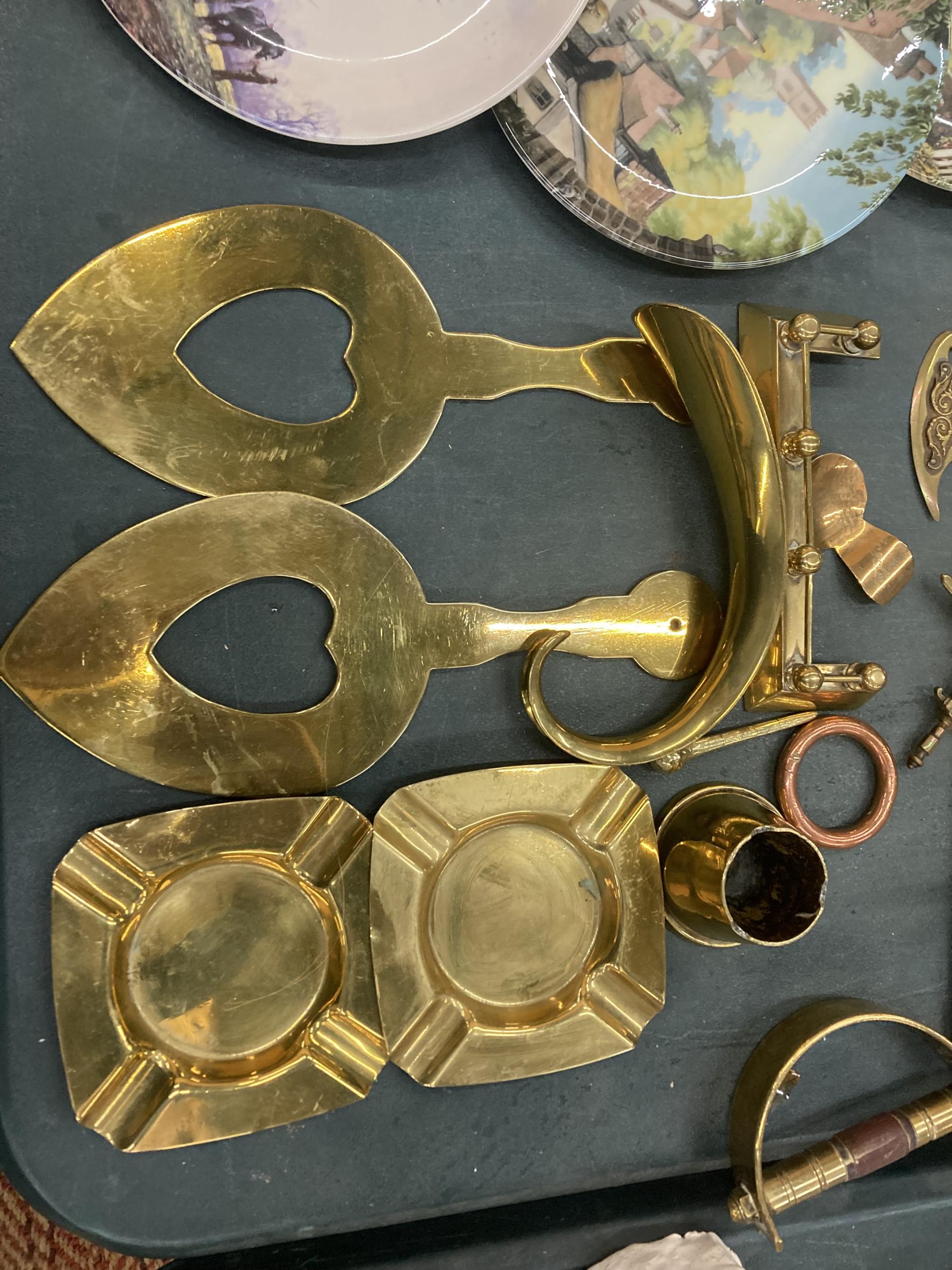 A MIXED LOT OF METALWARES - COPPER AND BRASS TRAYS ETC - Image 2 of 4