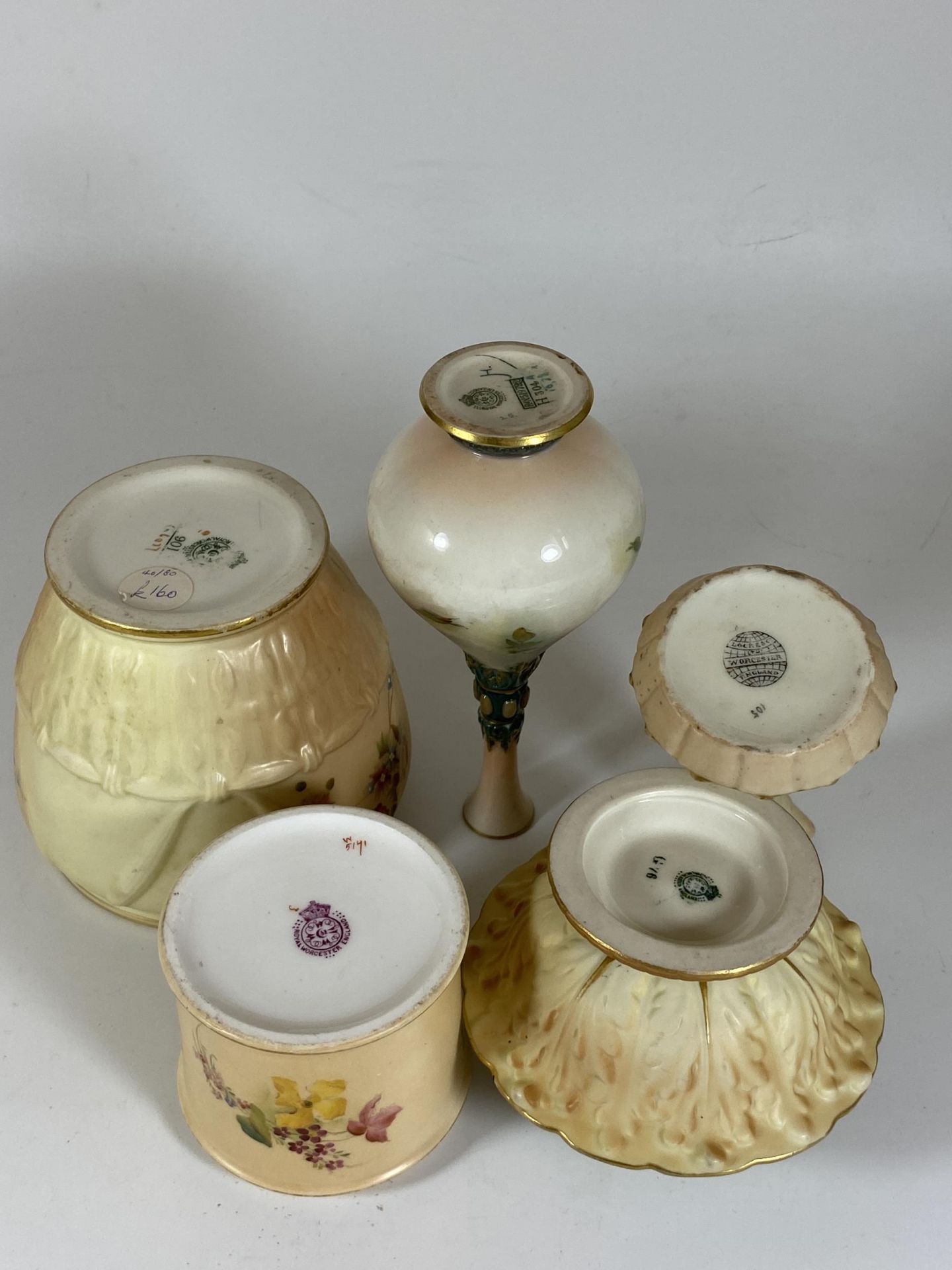 A GROUP OF ROYAL WORCESTER AND FURTHER HAND PAINTED BLUSH IVORY ITEMS, LOCKE & CO BIRD VASE, - Image 5 of 5