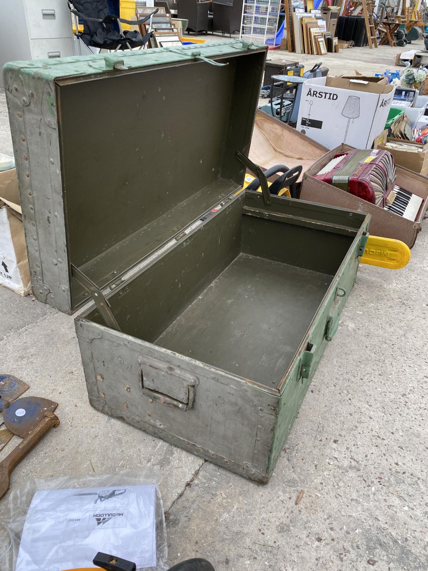 A VINTAGE GREEN PAINTED WOODEN STORAGE BOX - Image 3 of 3